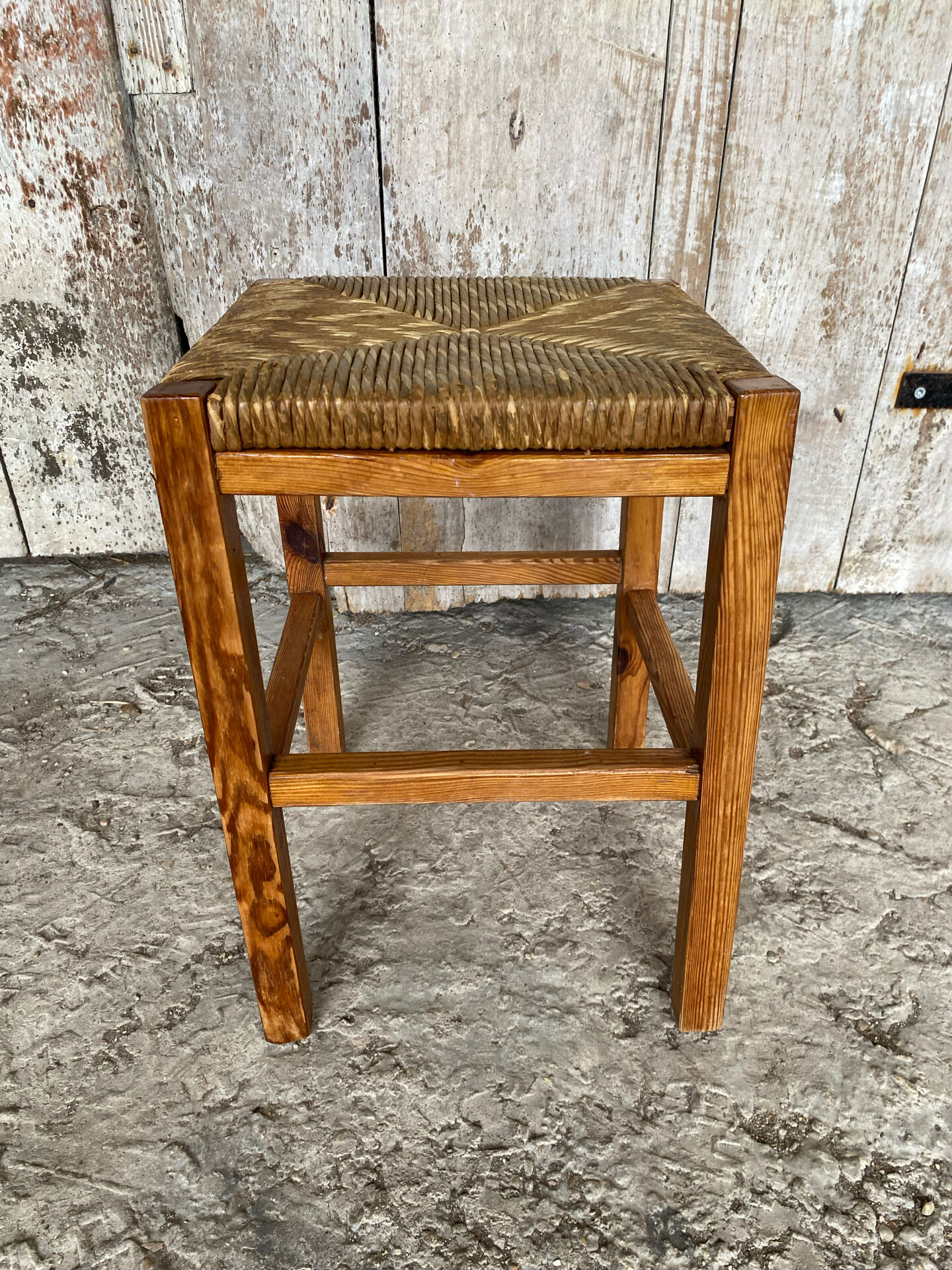 Tabouret ancien en bois sculpté et paille