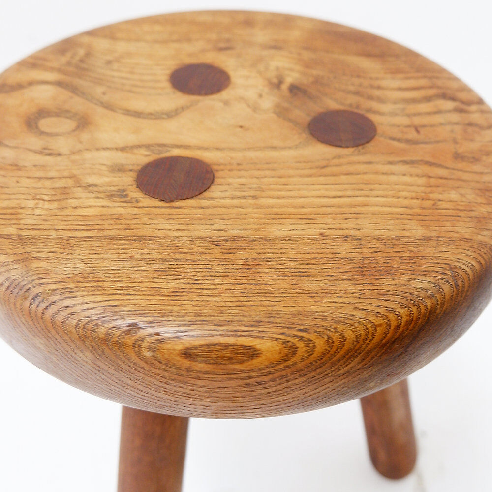 Brutalist tripod stool in solid wood, around 1960.