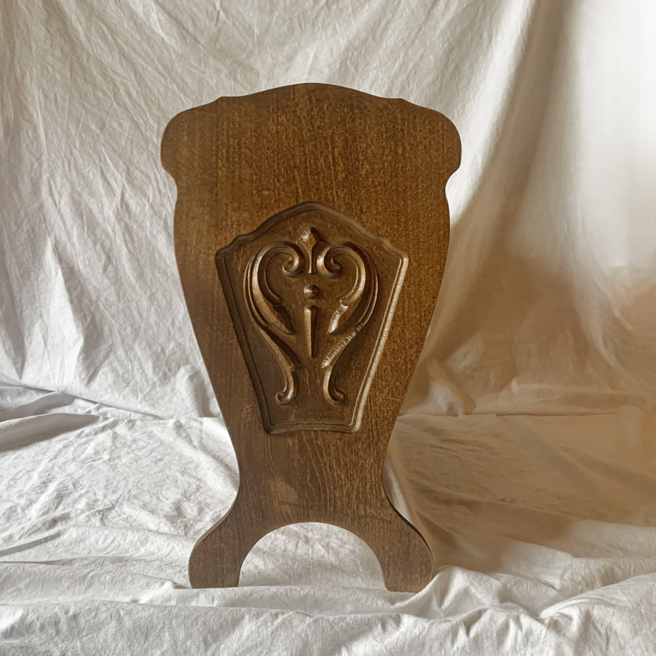 Porte-revue vintage en bois sculpté