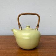 Théière en céramique avec anse en bambou, années 1960
