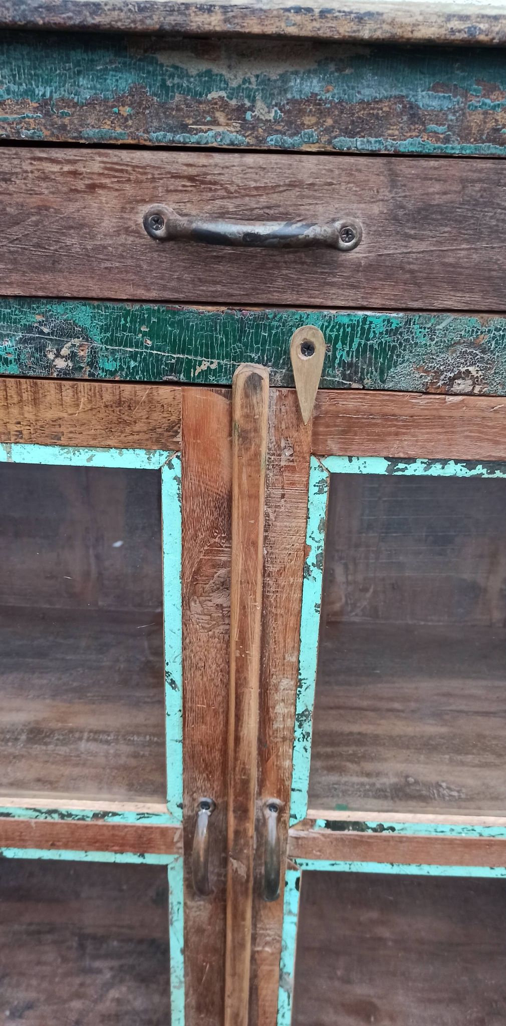 Glazed wooden sideboard with 2 doors