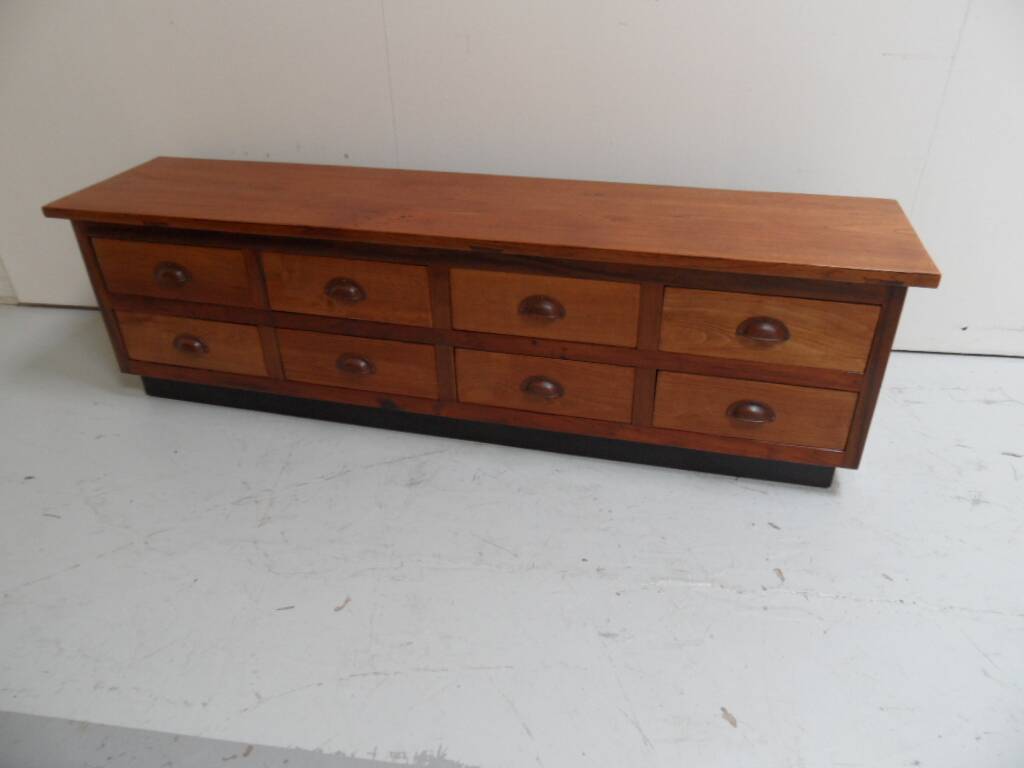 Buffet vintage avec tiroirs