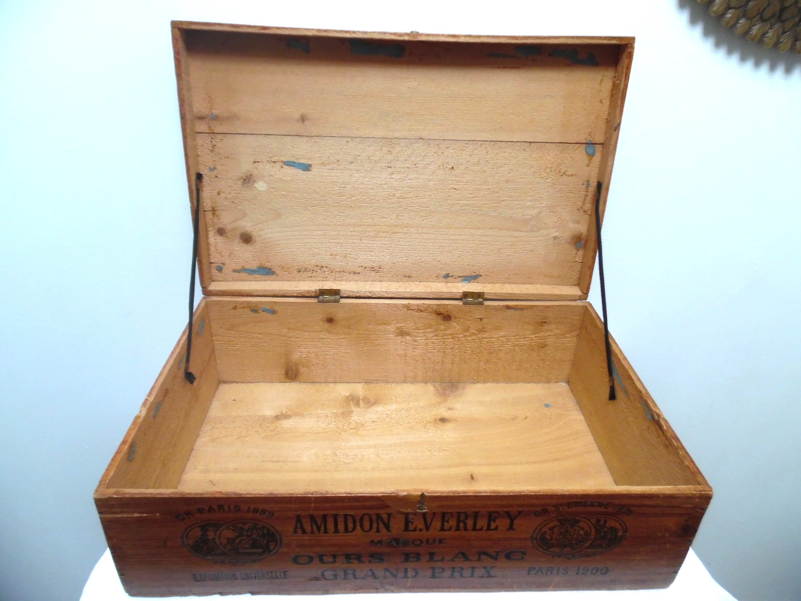 Wooden box advertising white bear starch