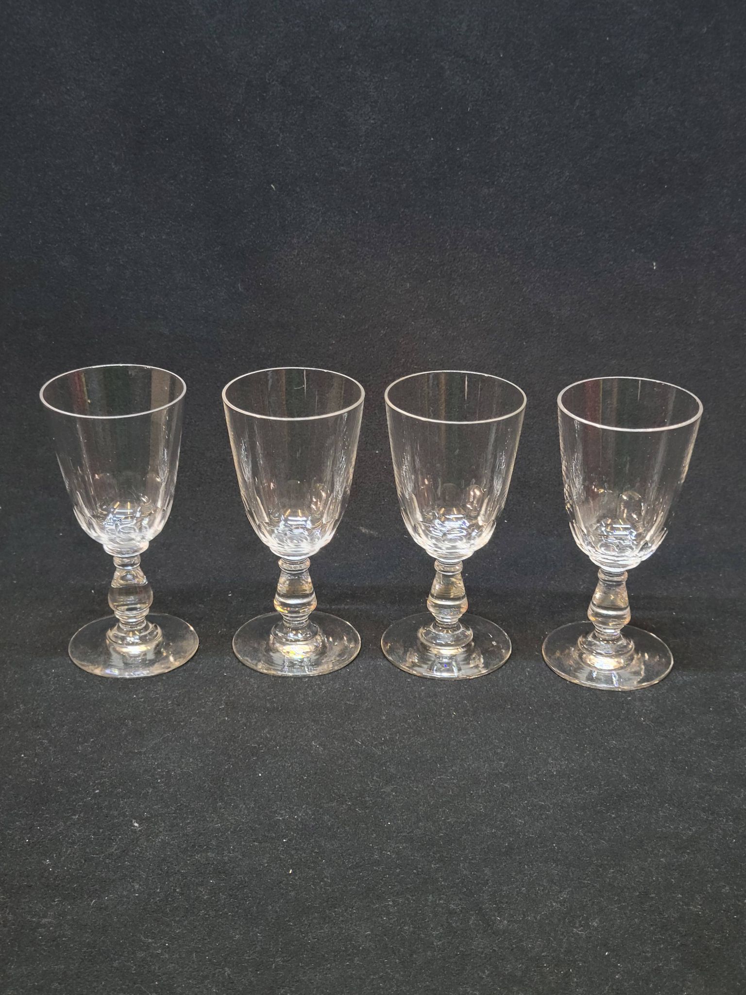 4 anciens verres a vin en cristal taillé baccarat ? saint louis ?