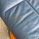 Stressless scandinave en bois massif courbé et cuir bleu