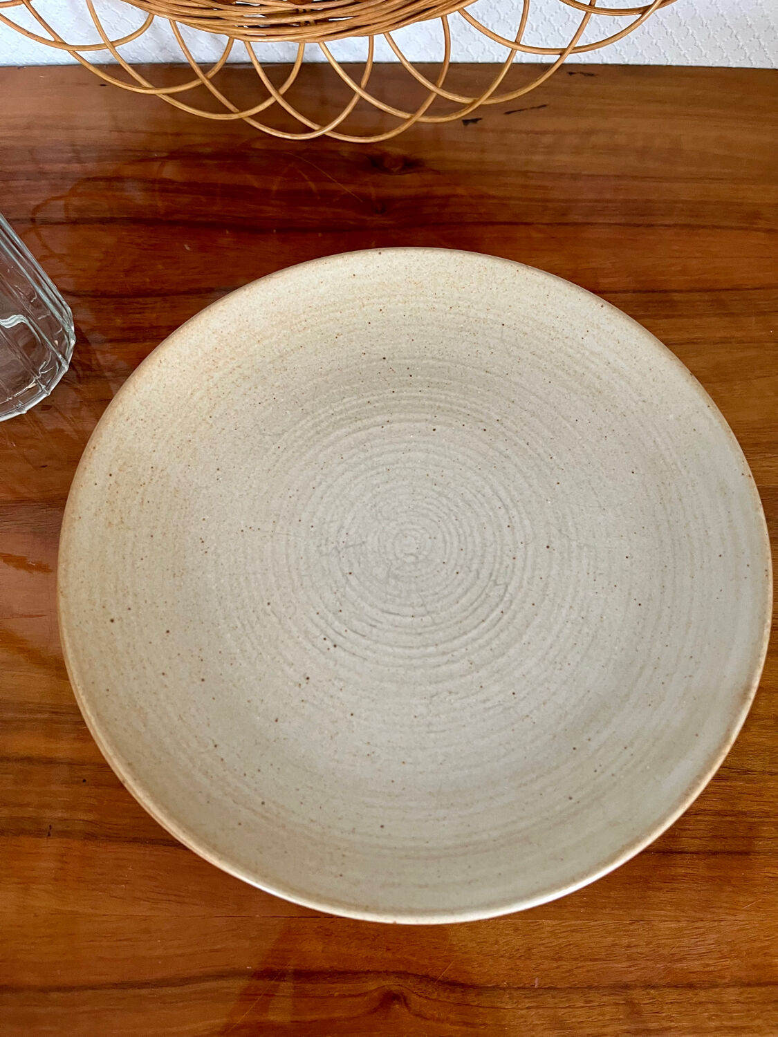 Lot de quatre assiettes plates en grès CNP Village vintage