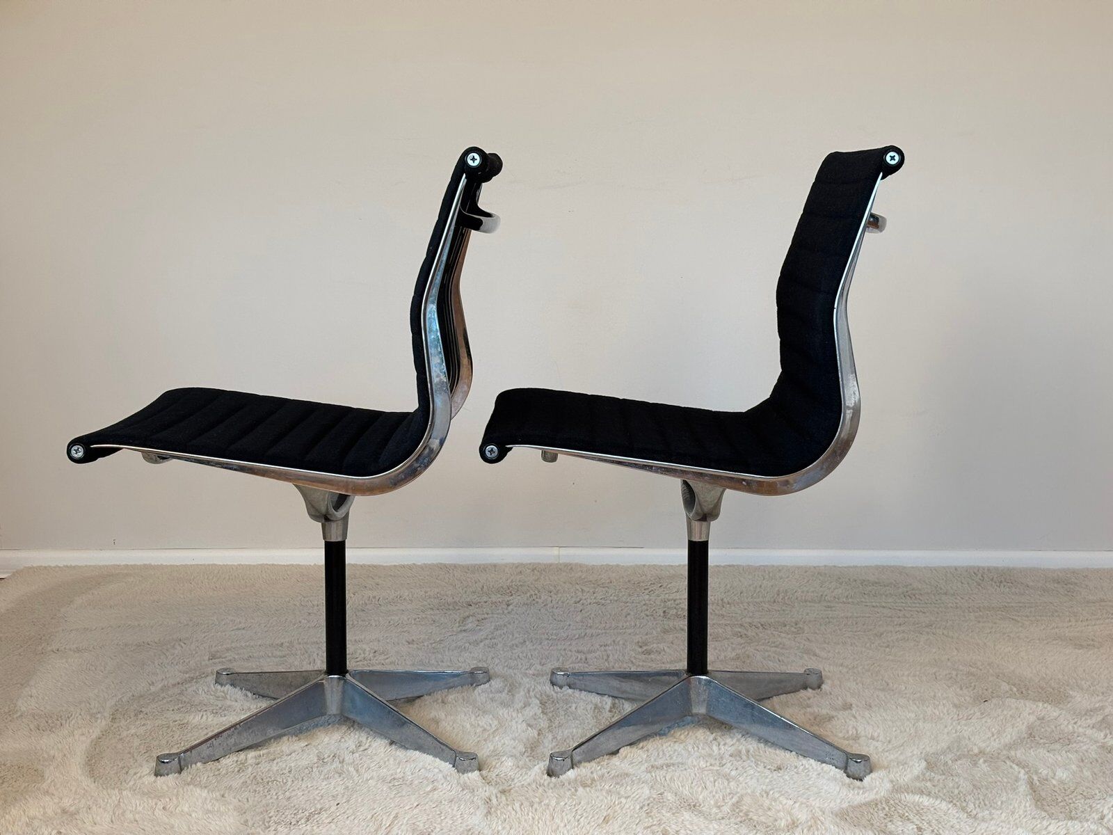 Model EA 105 aluminium chairs by Eames for Herman Miller, 1970s, set of 2