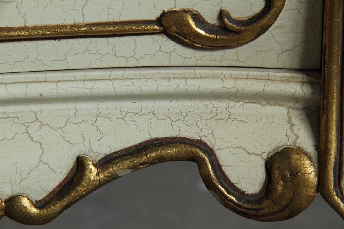 Vintage pair of 20th century Venetian Baroque style nightstands in painted wood