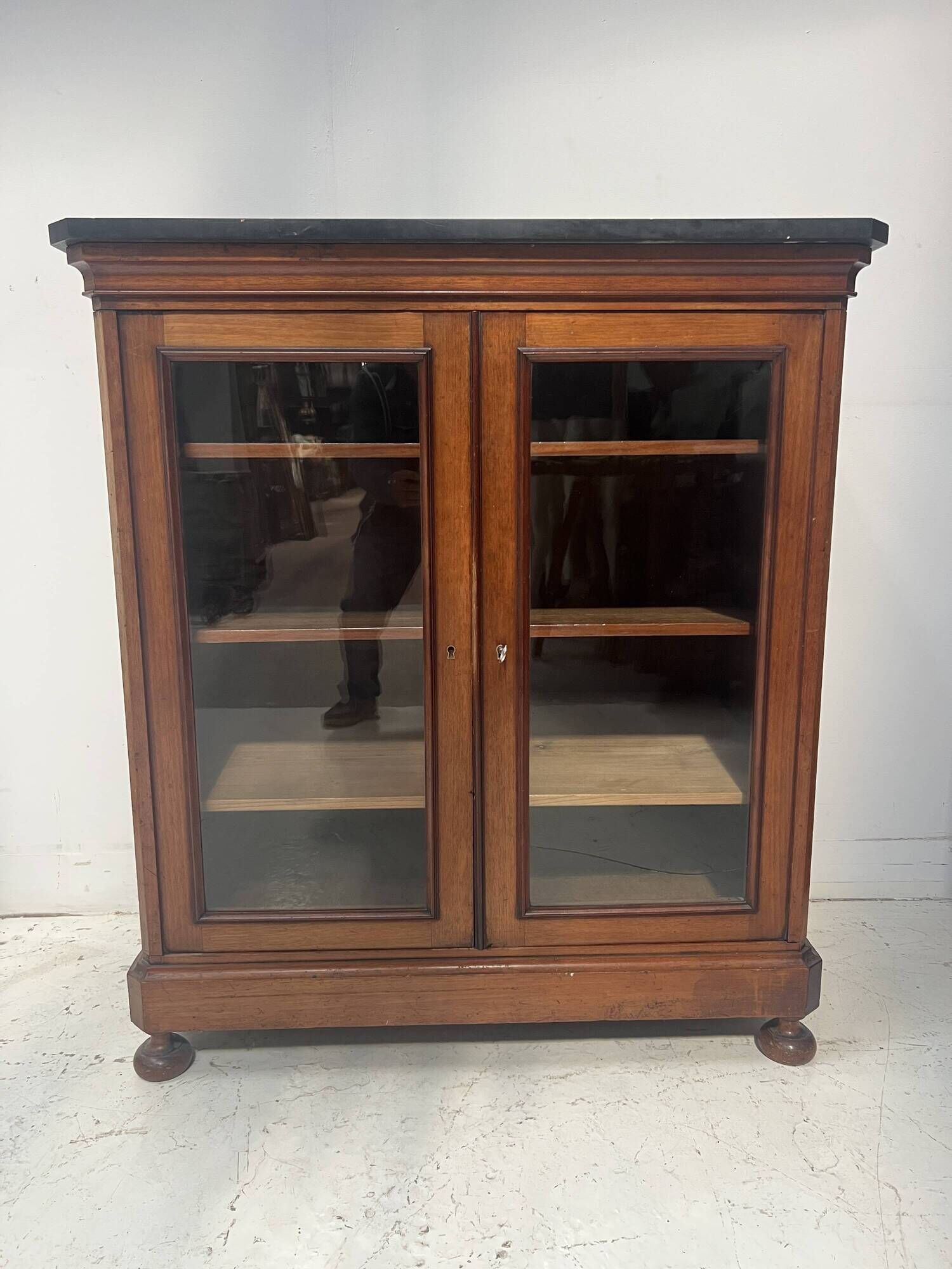 Display cabinet at counter height in mahogany and veneer, 19th century.