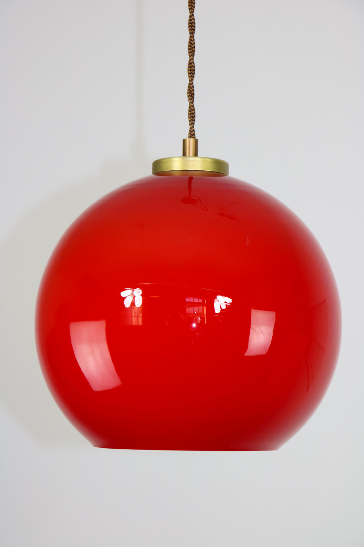 Suspension en verre rouge du milieu du siècle