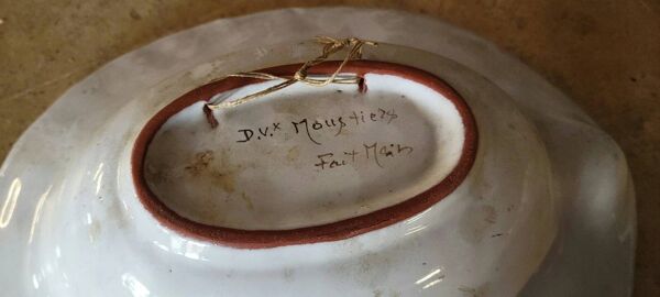 Deux plats a barbe anciennes en faïence décorée, peintes à la main