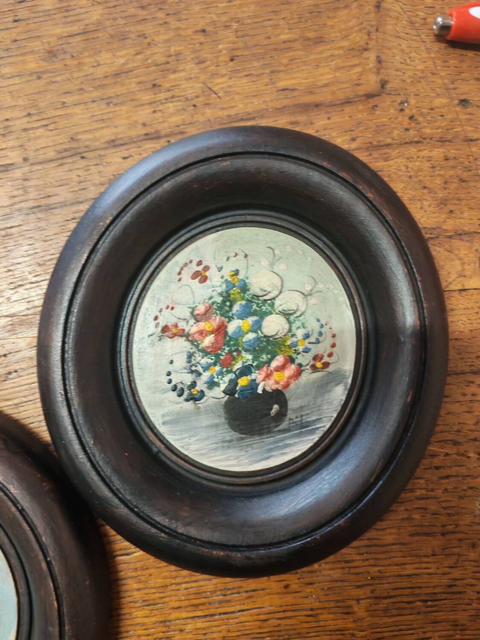 Lot de trois miniatures fleurs dans un vase