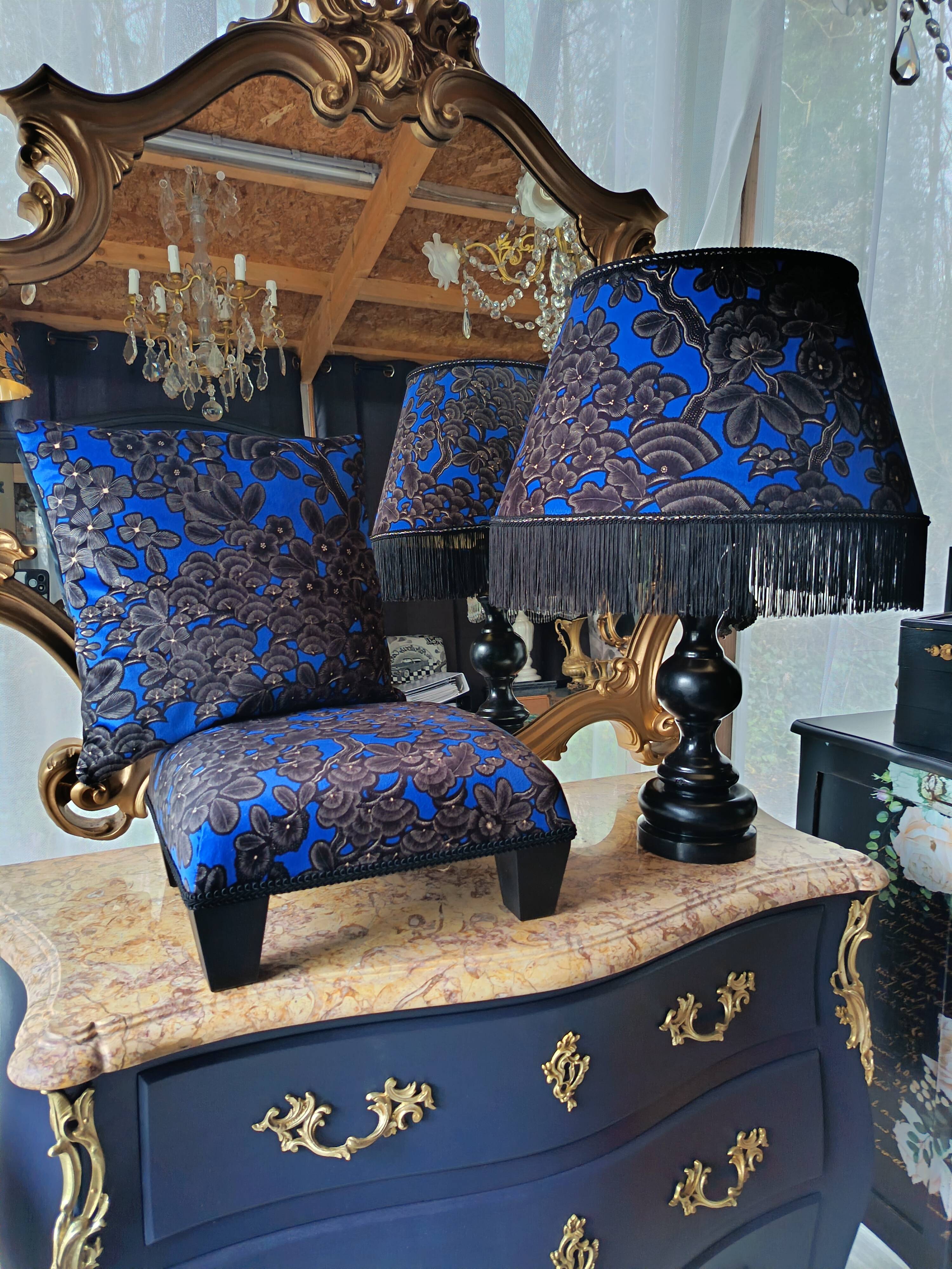 Cushion and its blue phoenix footrest