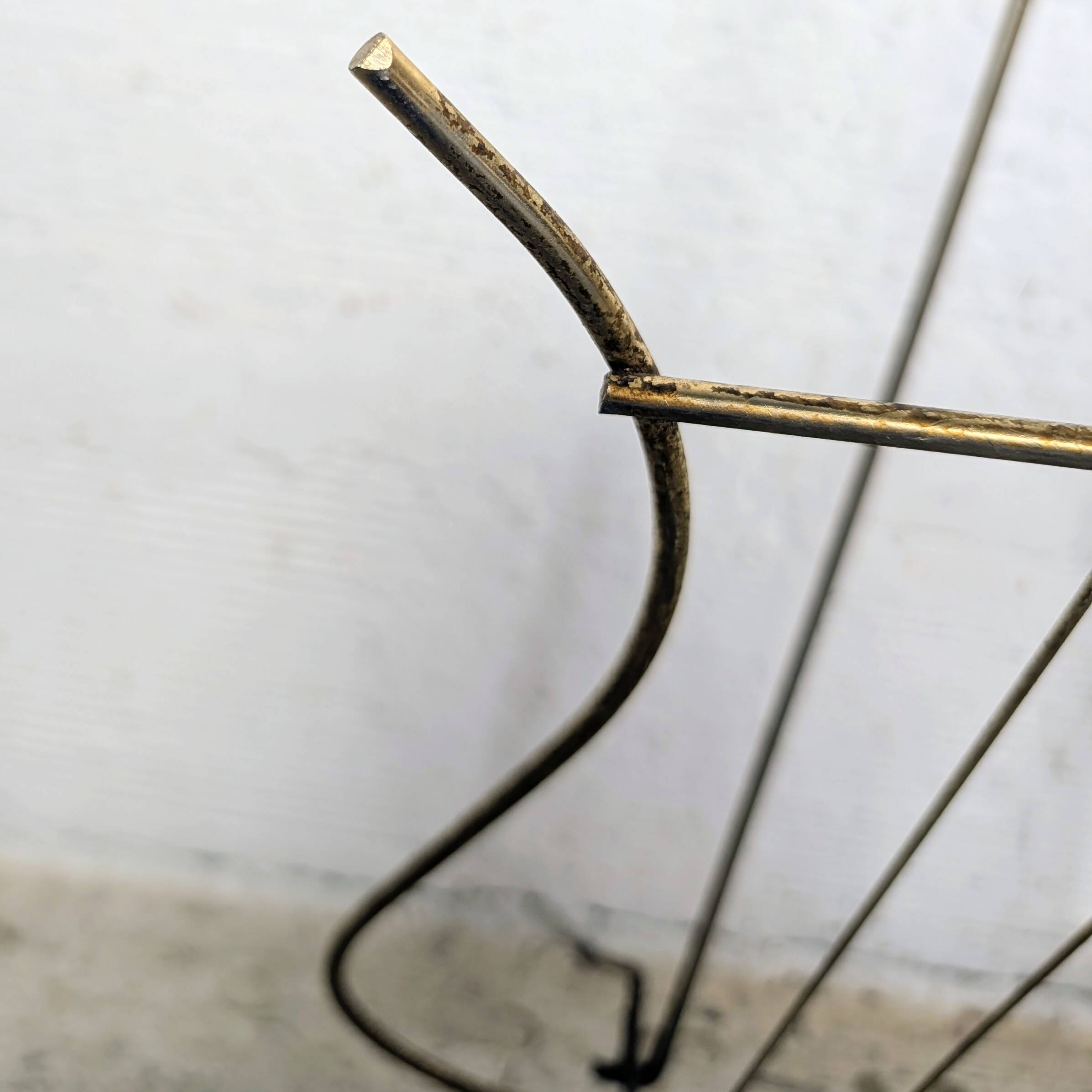 Porte-revues lyre en métal doré années 50