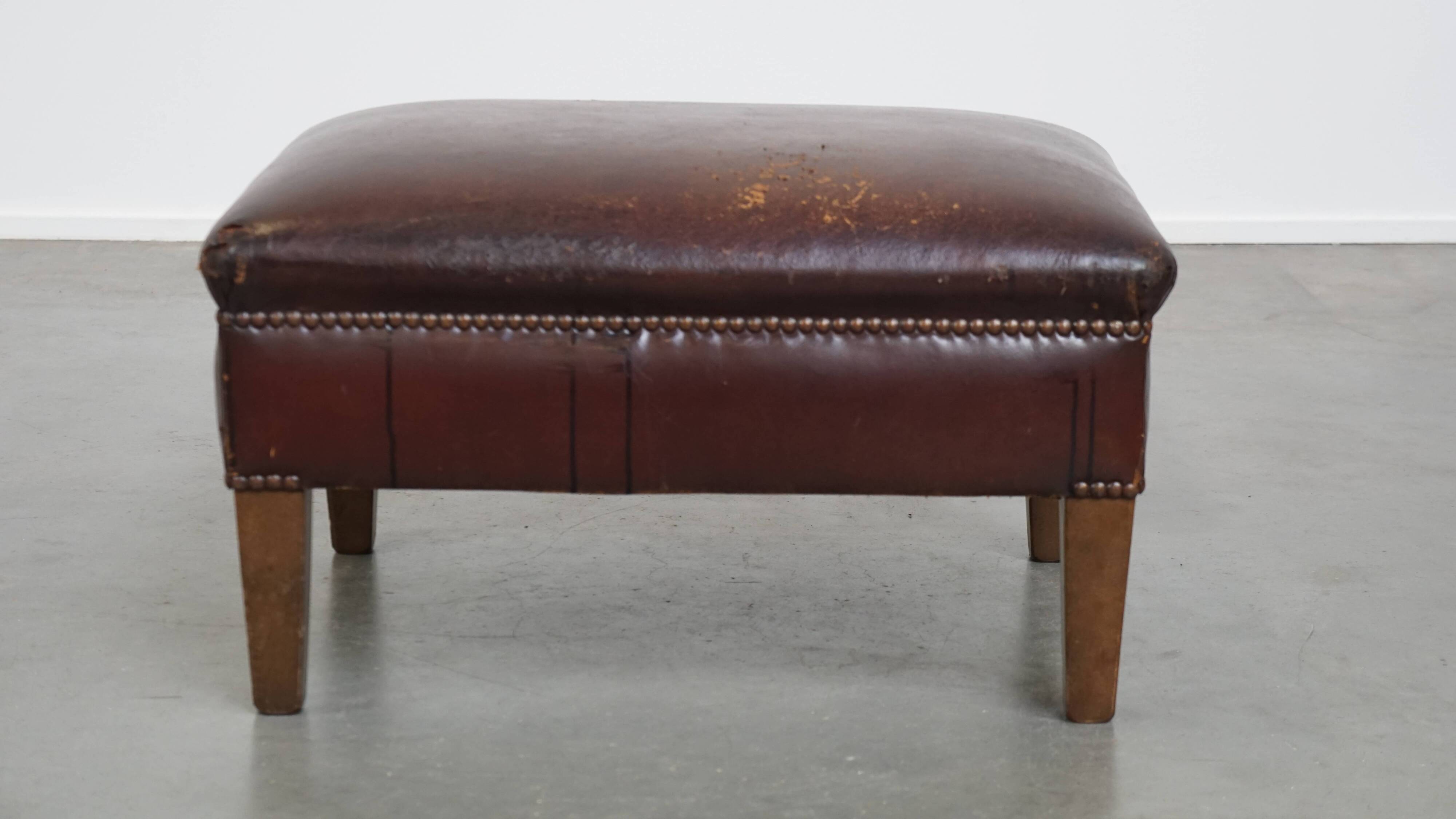 Ottoman vintage en cuir de mouton