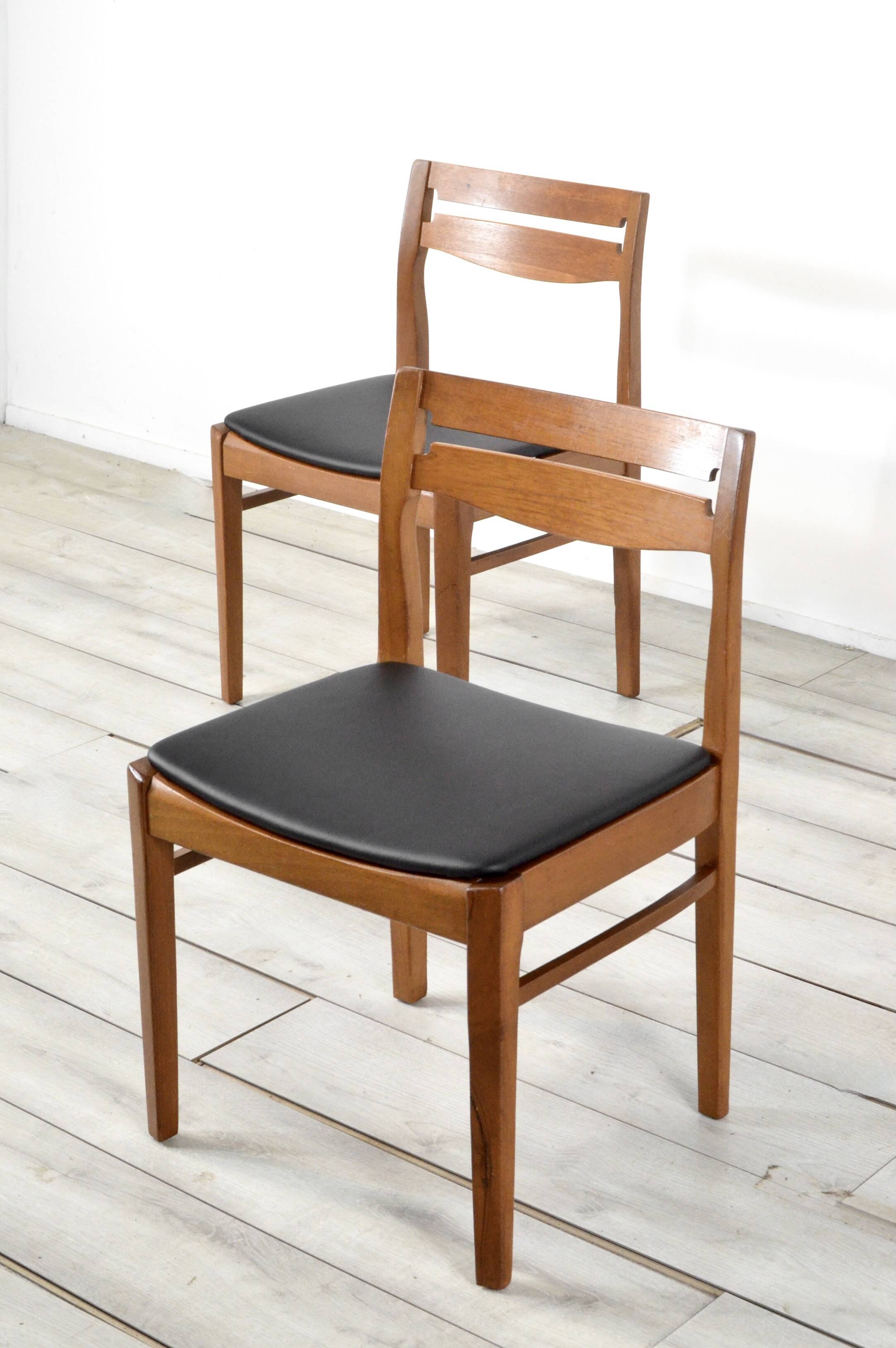Ensemble de 4 chaises du milieu du siècle en teck et similicuir
