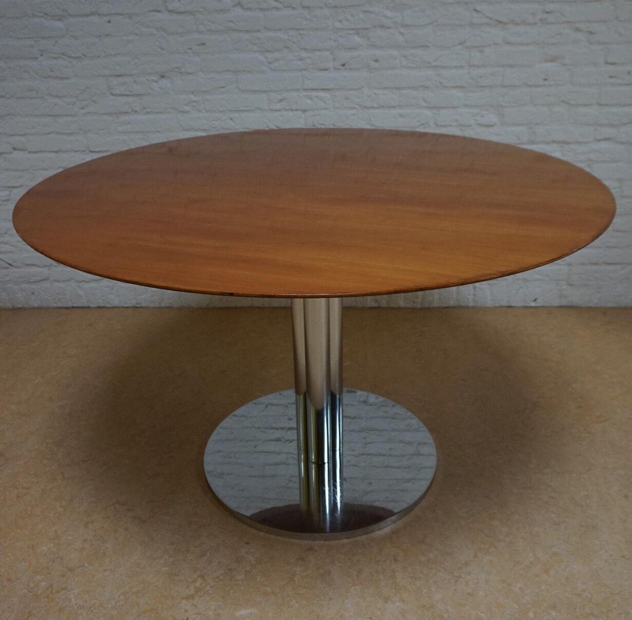 Mid-century modern round table by  Knoll International Kiga S.p.A, 1960s