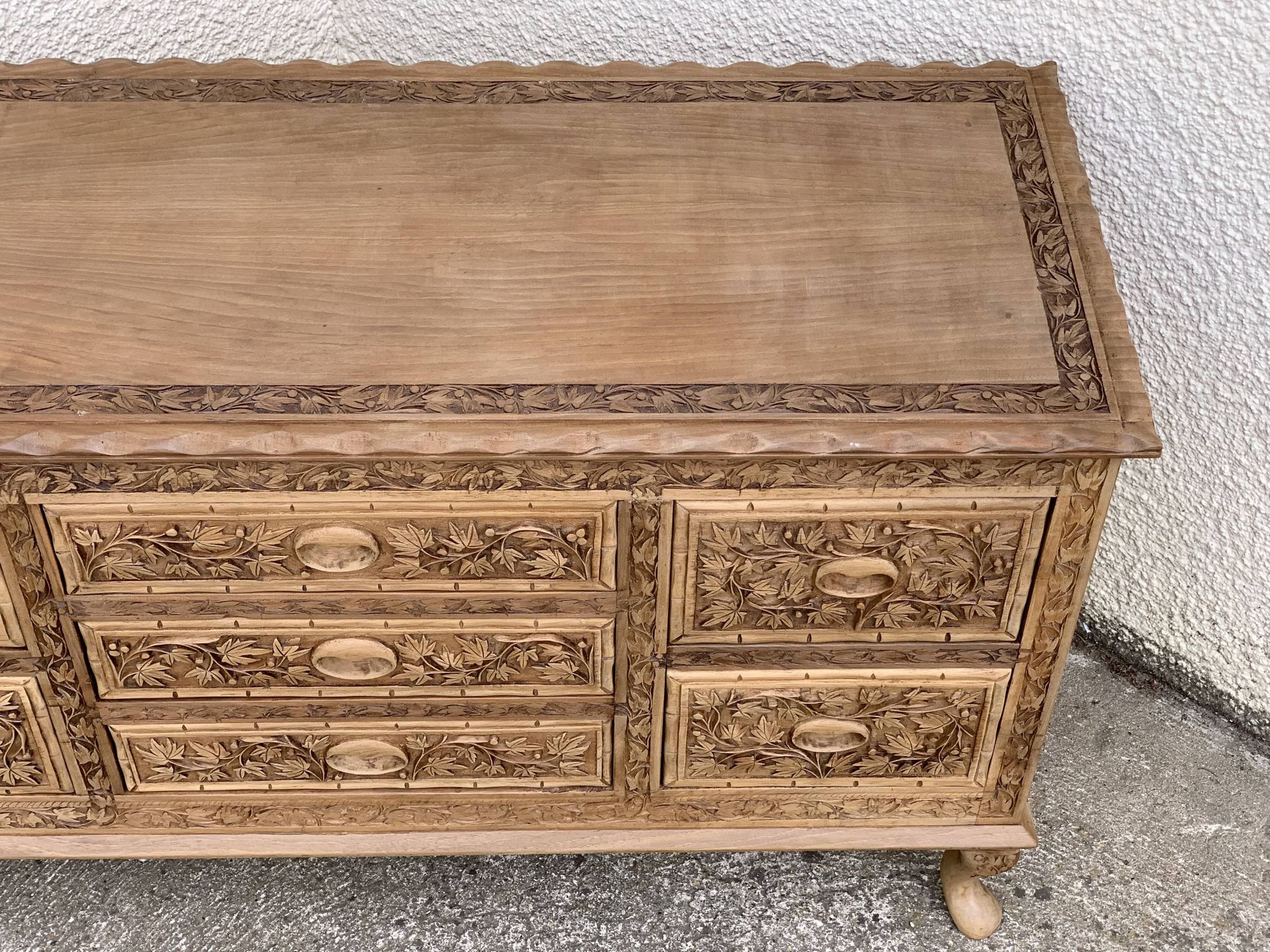 Commode vintage basse Padouk Massif sculpté 1950