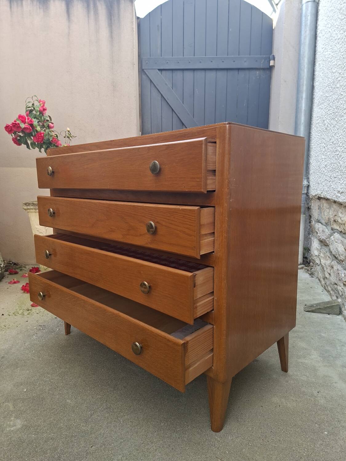 Vintage chest of drawers with tapered legs, 1950s design, 4 drawers.