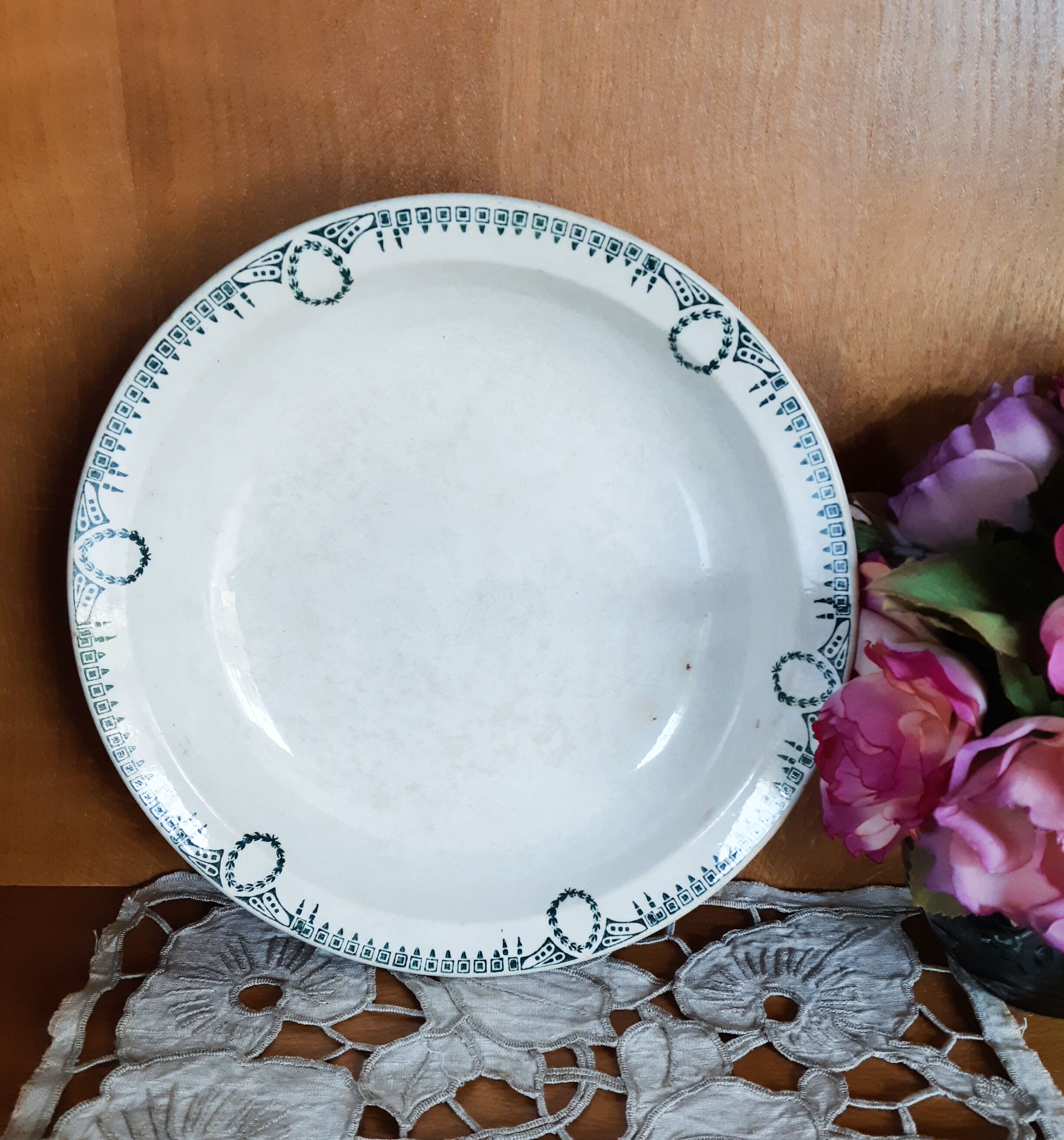 Hollow round faience dish Saint Amand