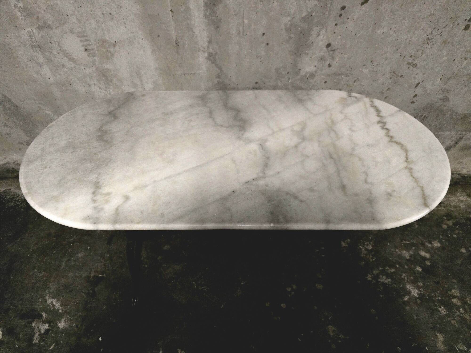 Oval bistro table in white marble with a black cast iron base - 120 cm