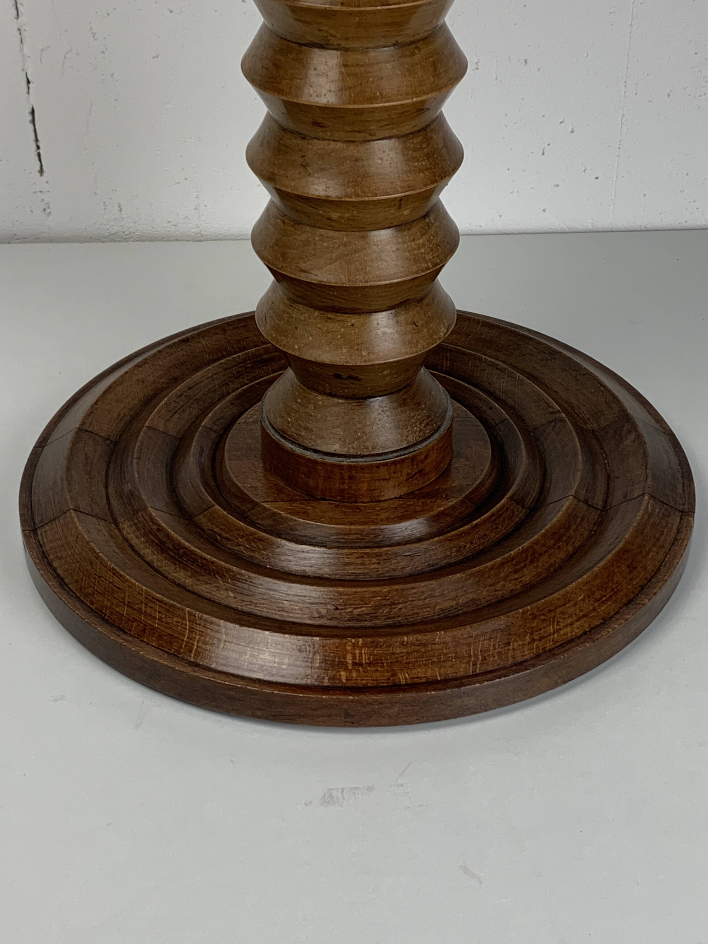Table d'appoint en bois tourné brutaliste français de style Charles Dudouyt, France, années 1940