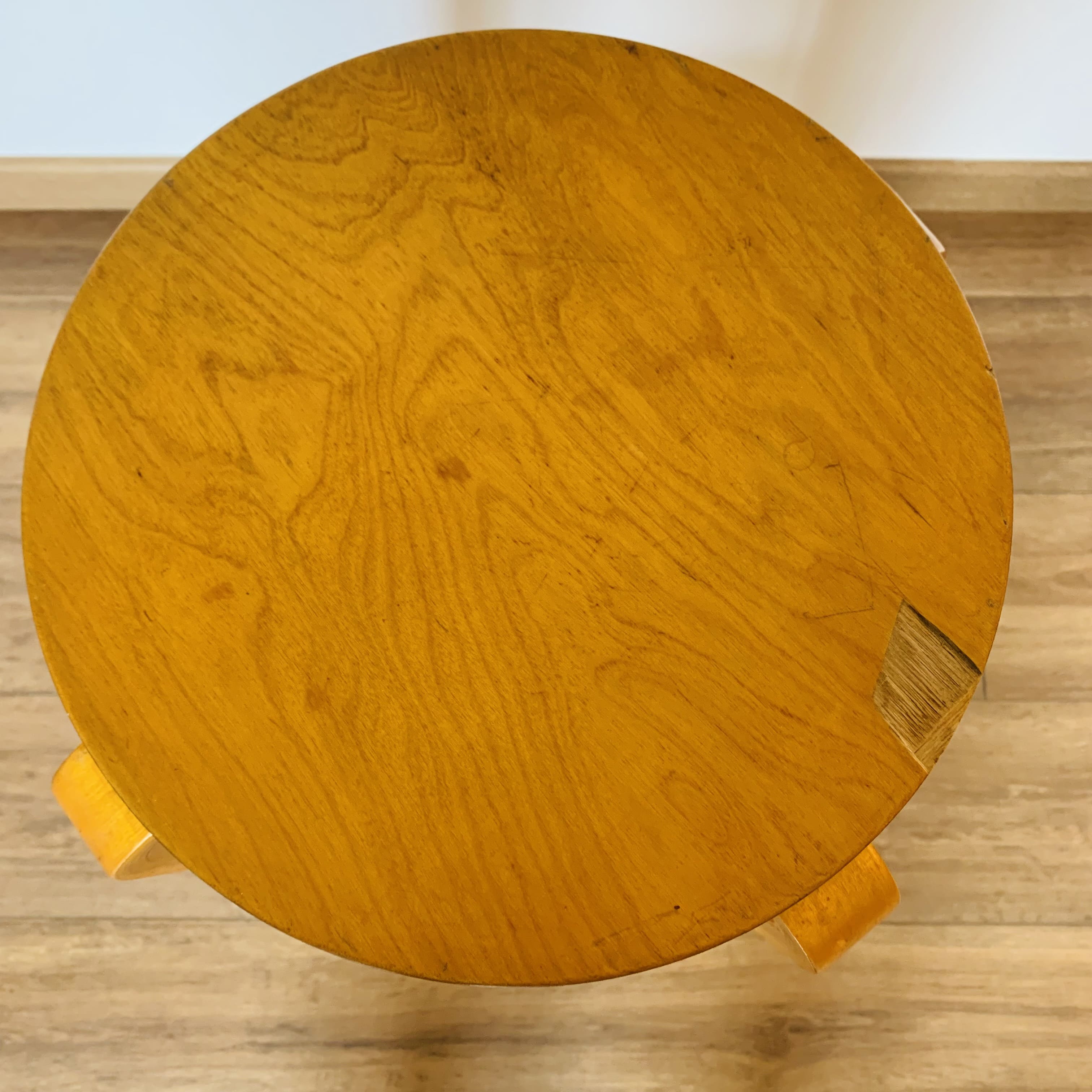 2 bar stools