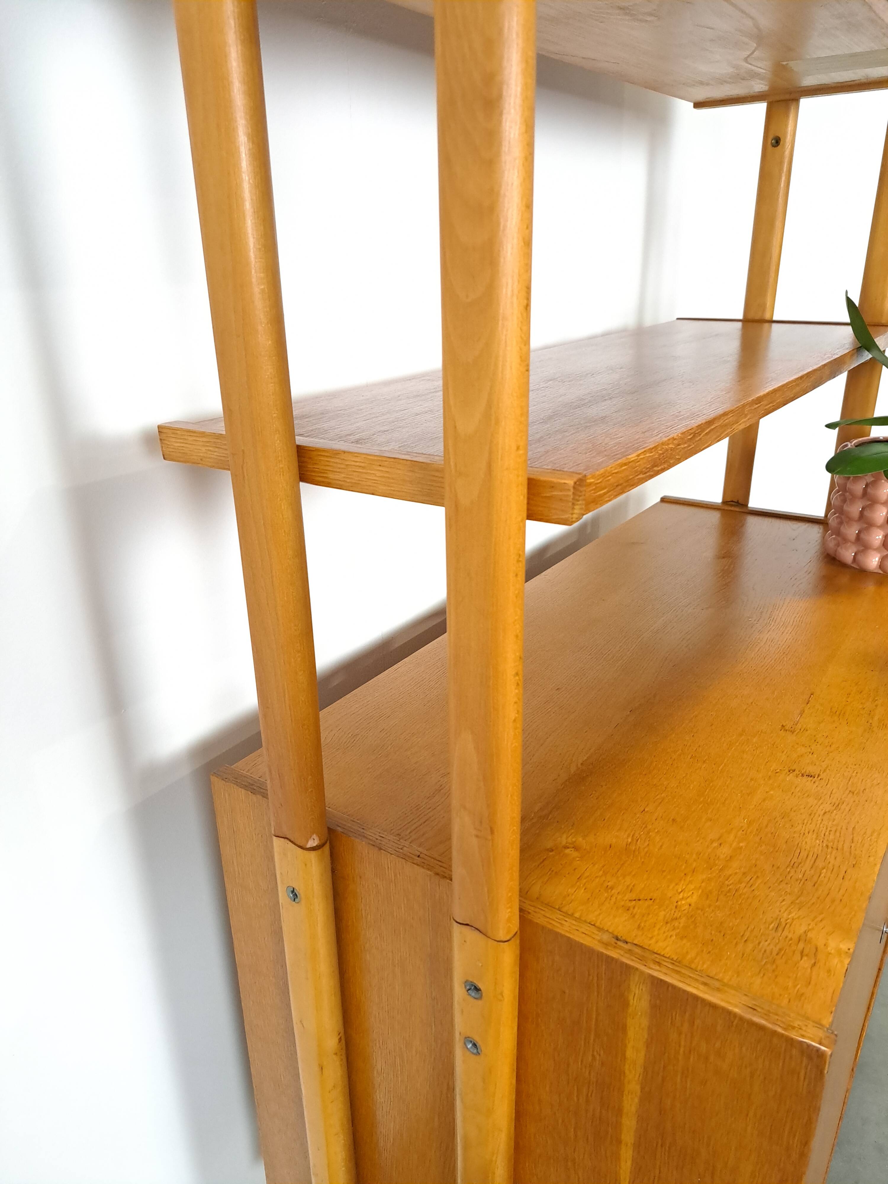 Design Frantisek Jirak vitrinekast met lades