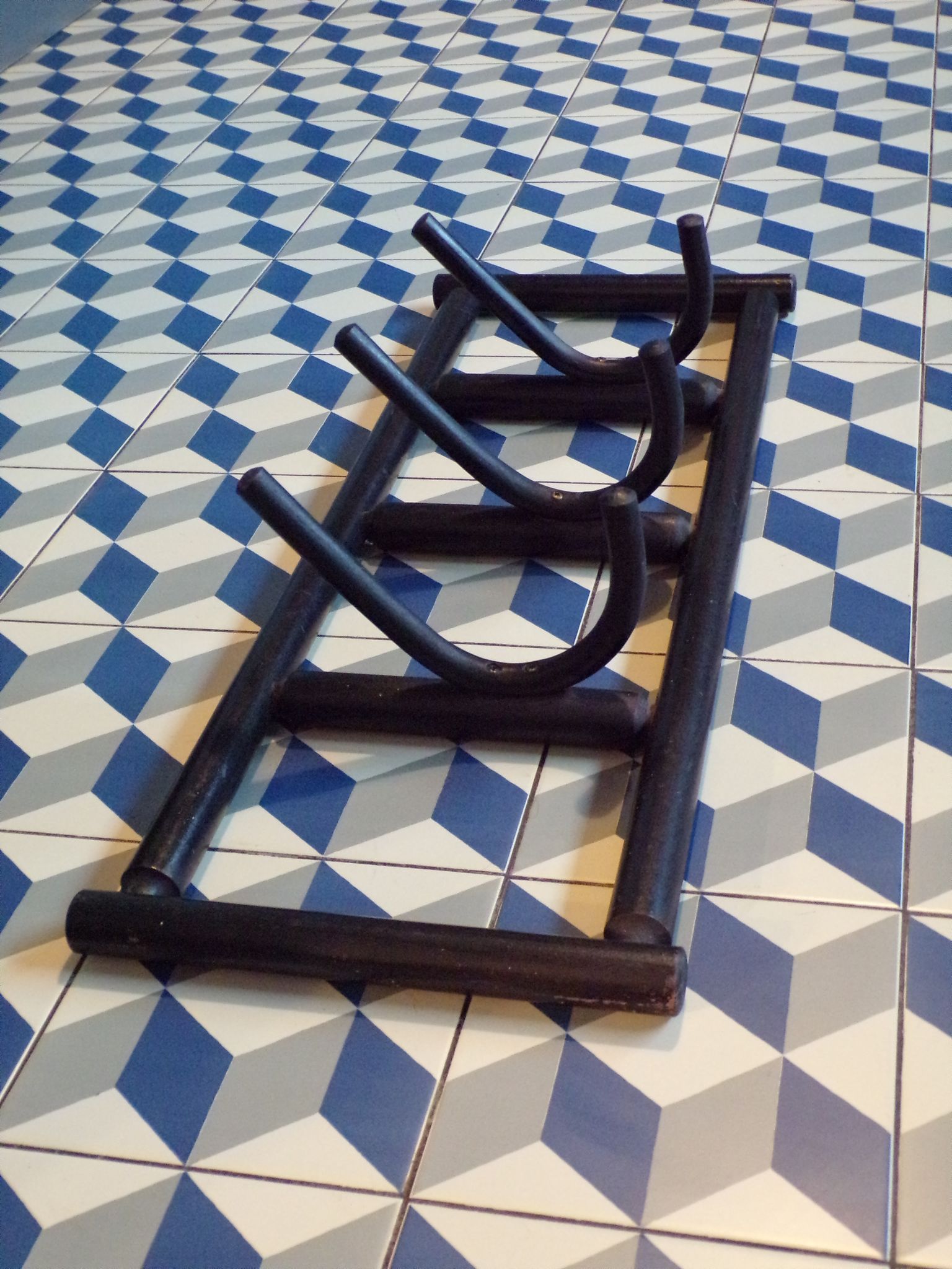Portemanteau articulé en bois noirci
