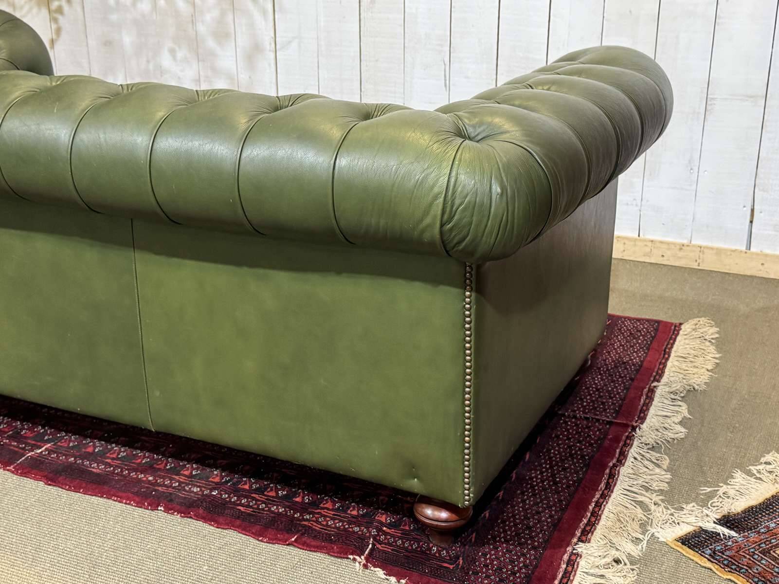 Chesterfield leather 3-seater sofa with mahogany legs - English craftsmanship