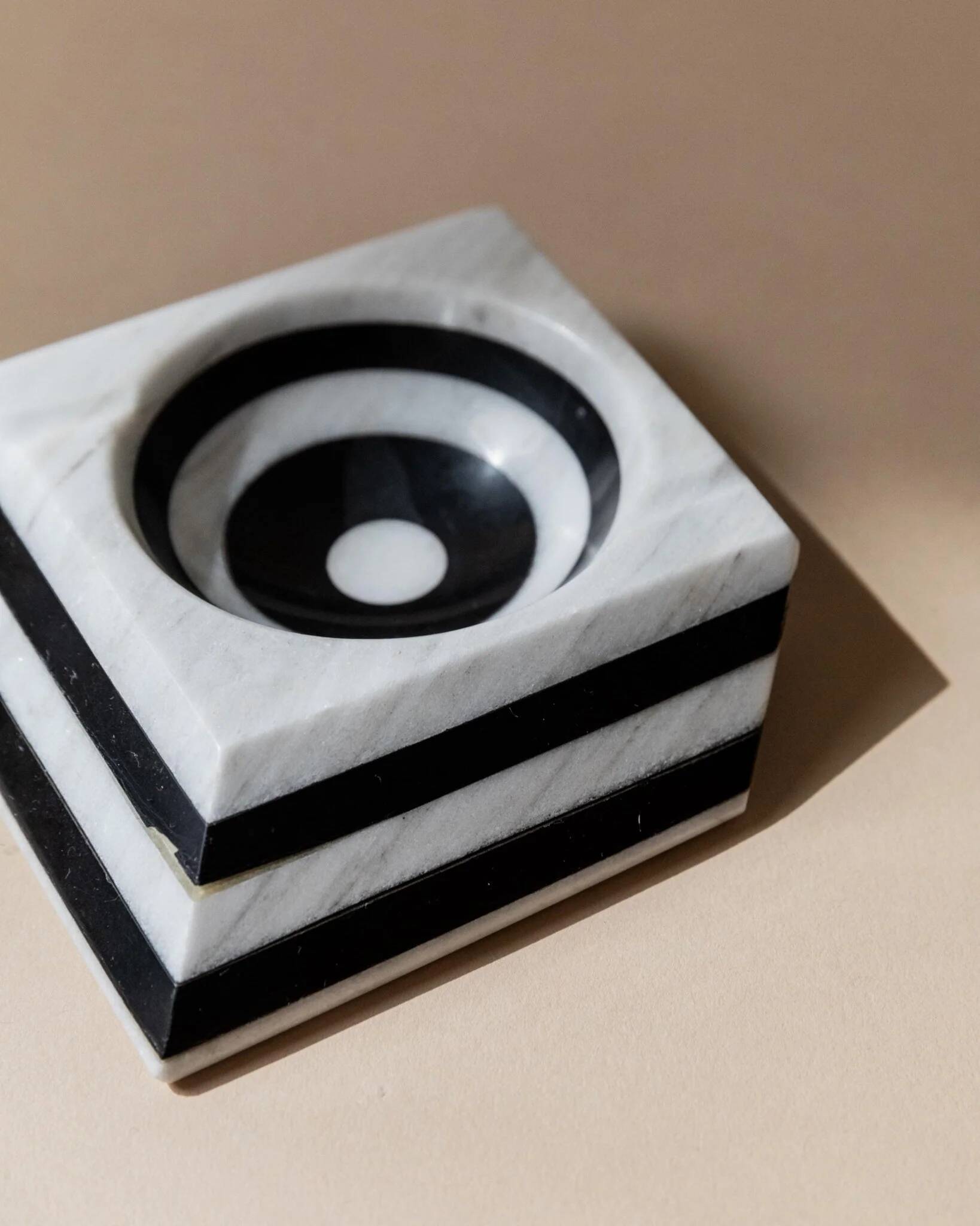 Cendrier vintage en marbre - illusion d’optique rayée noir et blanc - Art déco Italie années 1930