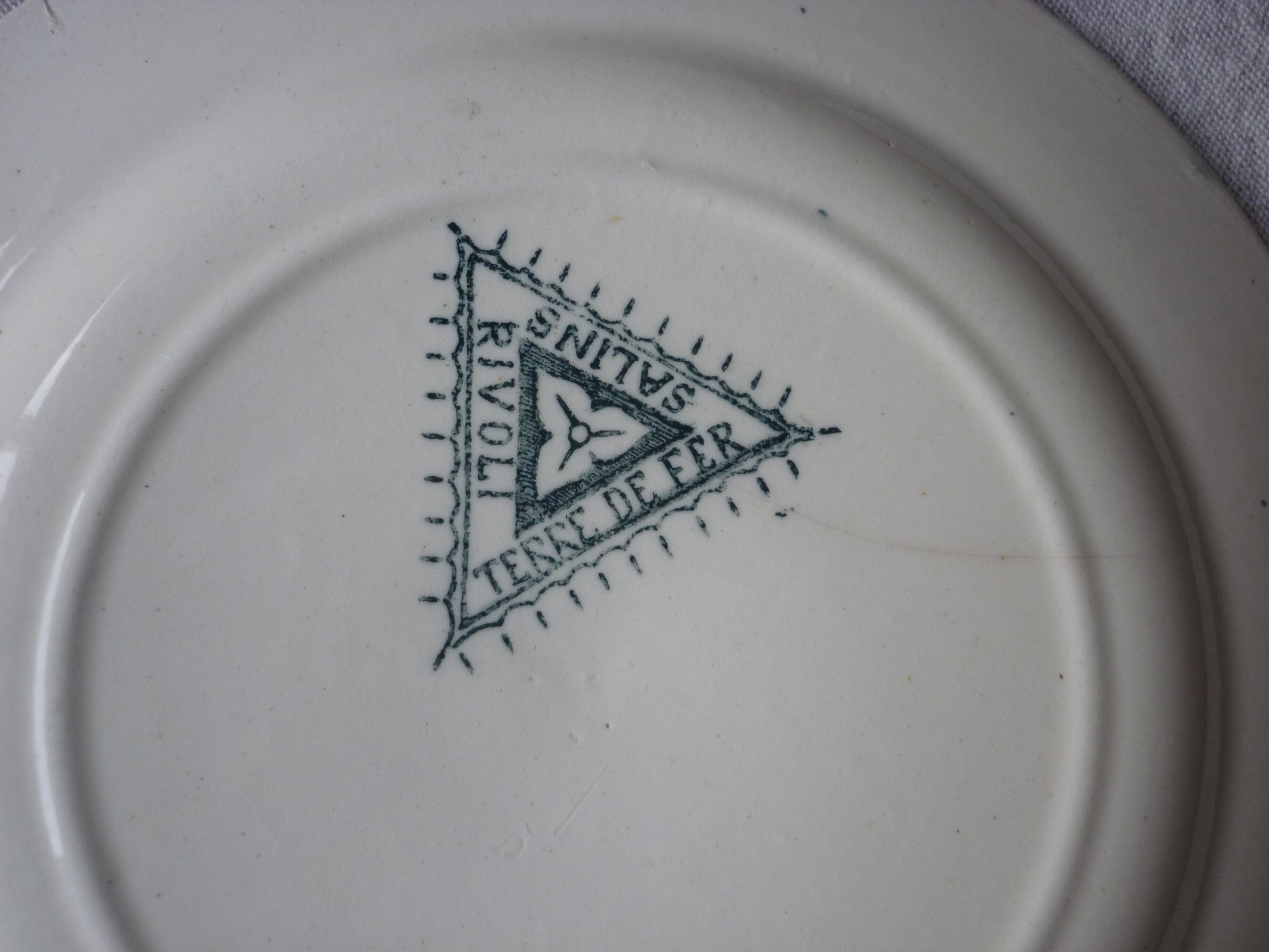 3 plates saline iron earth faience