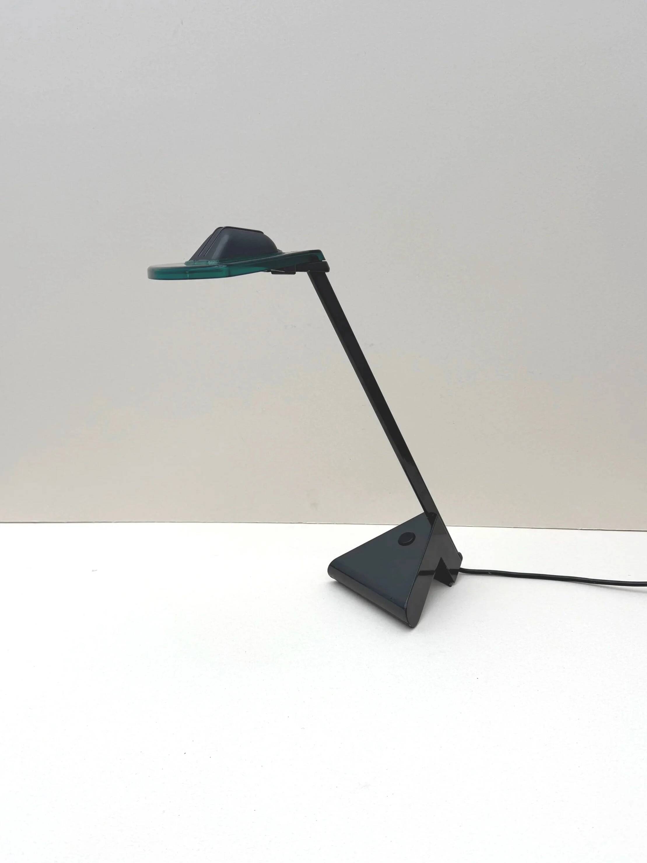 Lampe de bureau de arteluce en métal et plastique, italie 1980