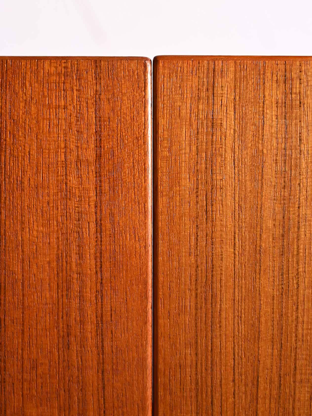 Scandinavian extending table