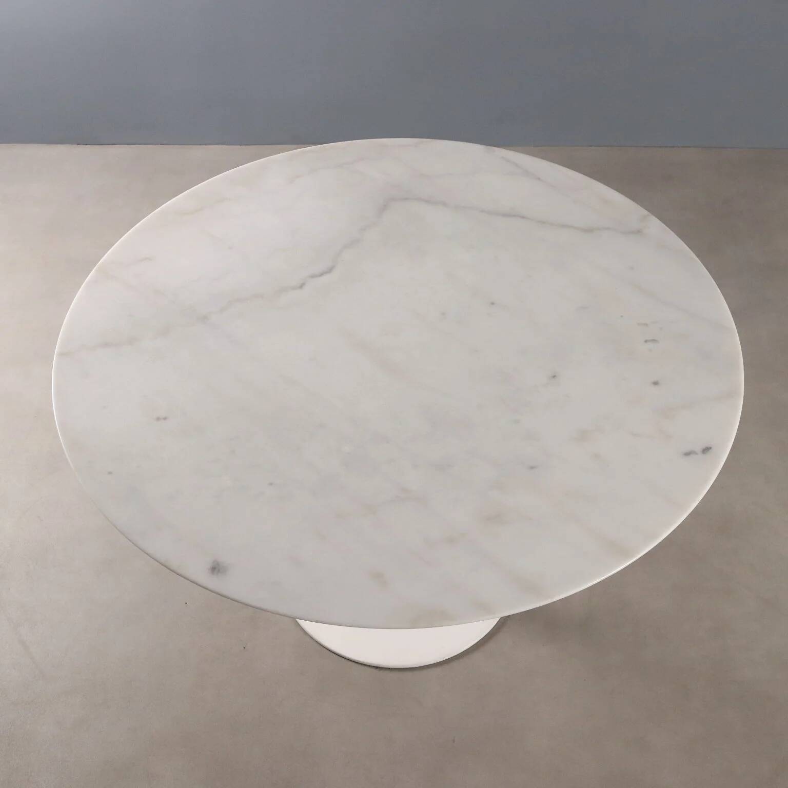 Vintage style Tulipe table in enamelled aluminium, Italian design from the 1980s.