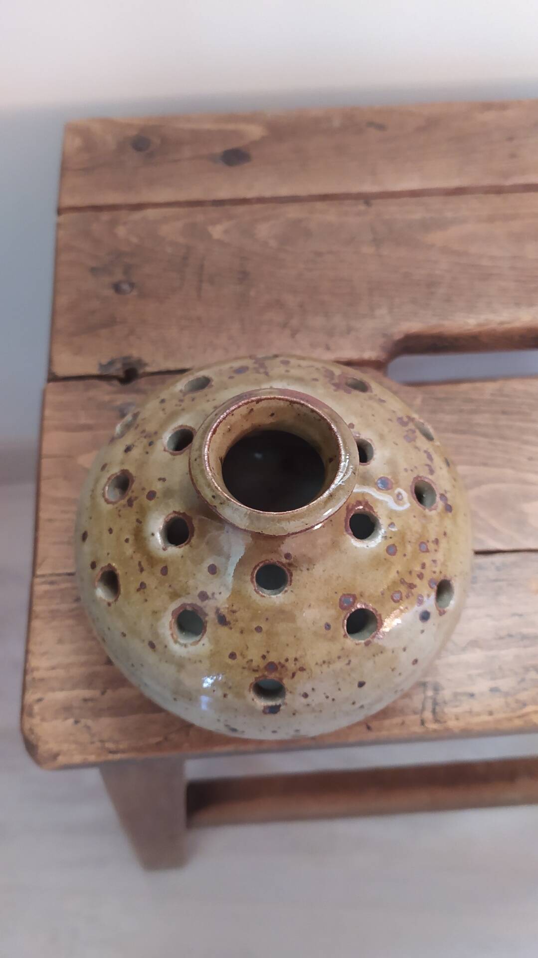 Vase pique fleurs en grès pyrité