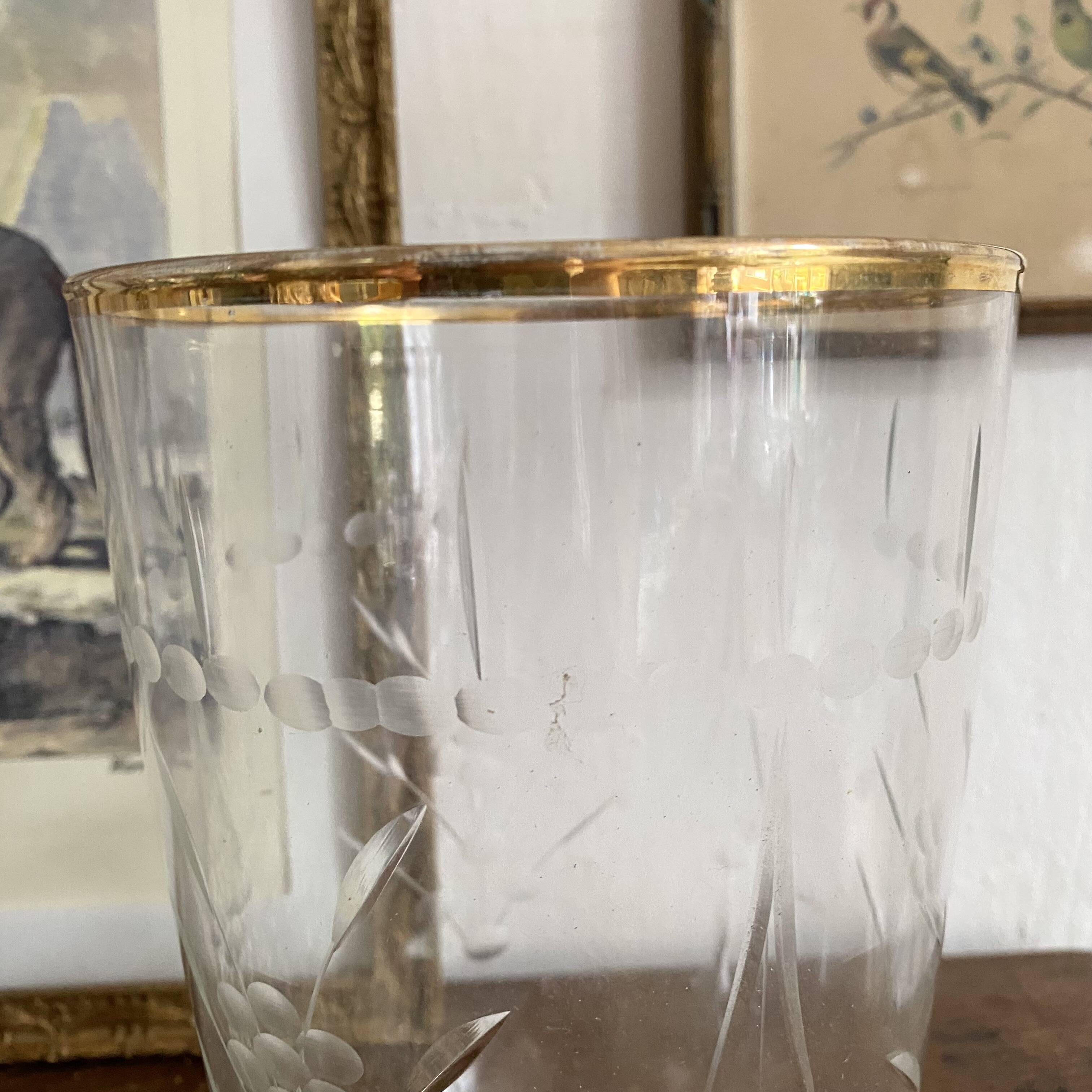 22cm engraved and gilded glass vase
