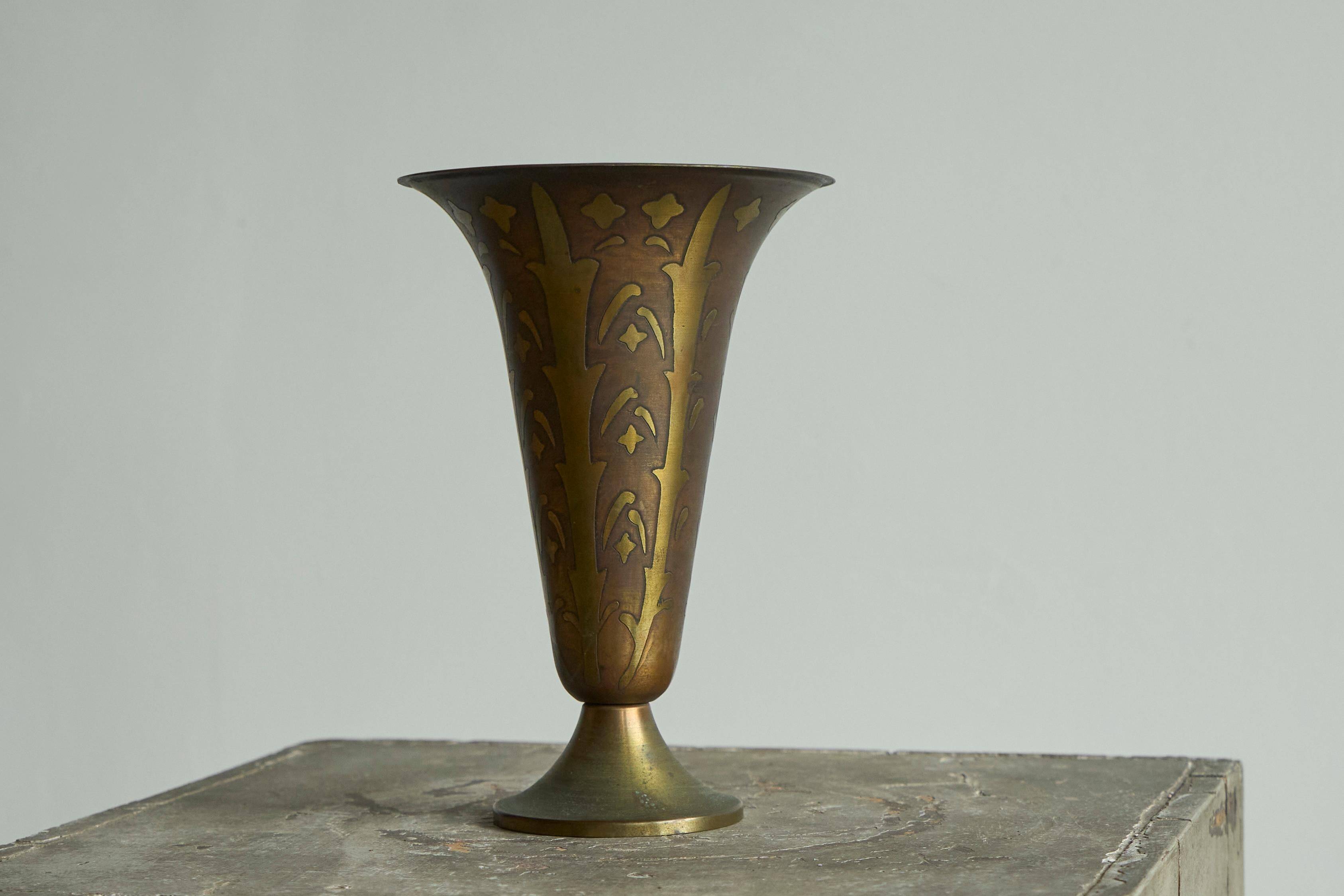 Art Deco fluted vase in patinated metal and brass from the 1930s.
