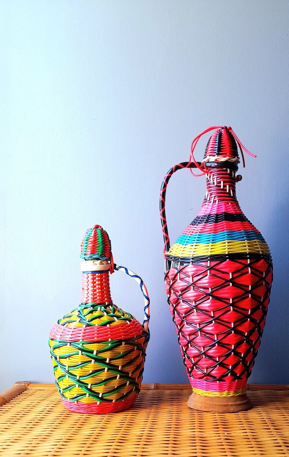 Set of 2 bottles scoubidous 60s