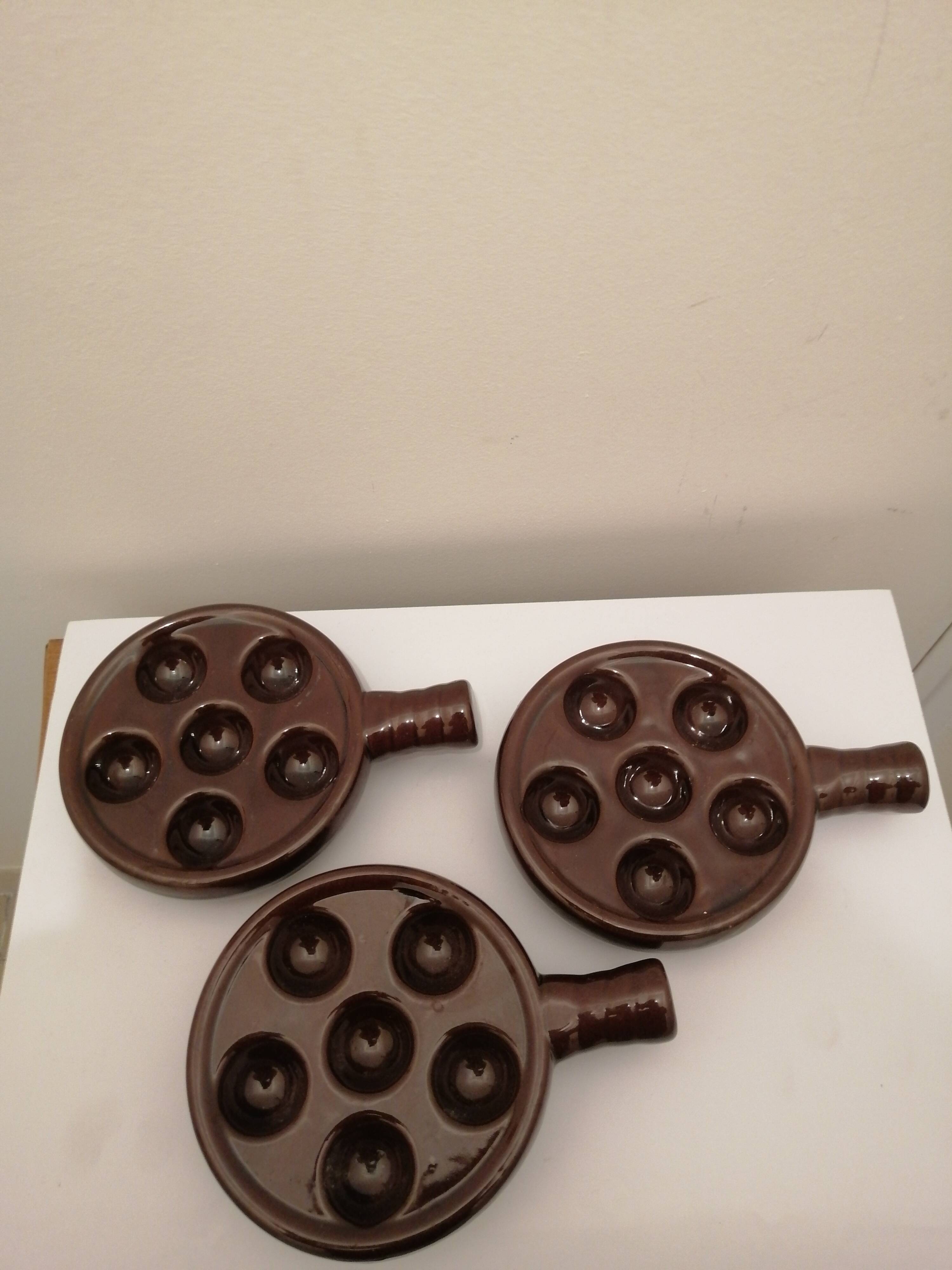 Set of ceramic snail dishes