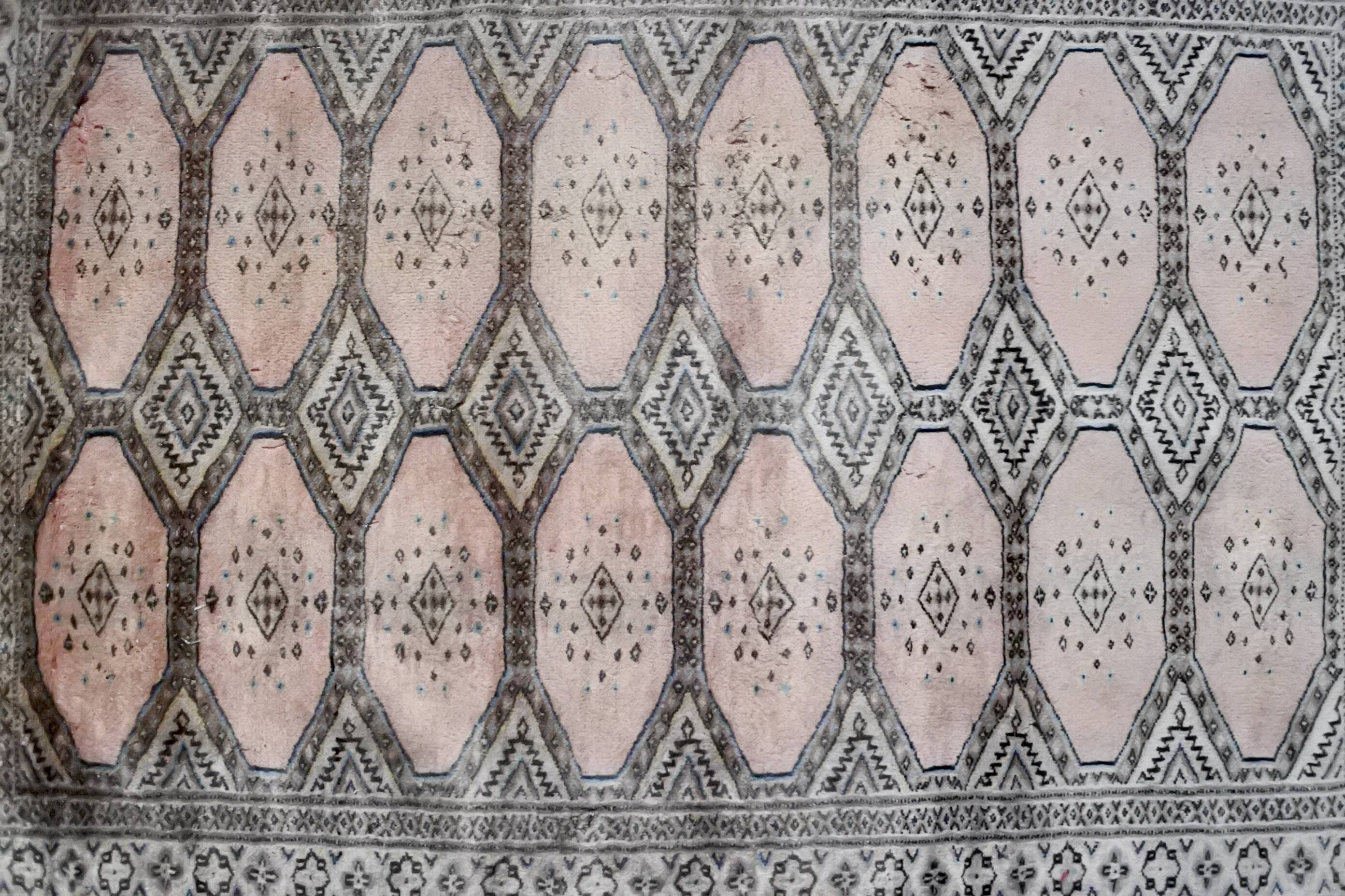 Vintage hand-woven Pakistani Bukhara rug 146x95cm.