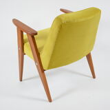 Fauteuil 366 conçu par J. Chierowski en jaune