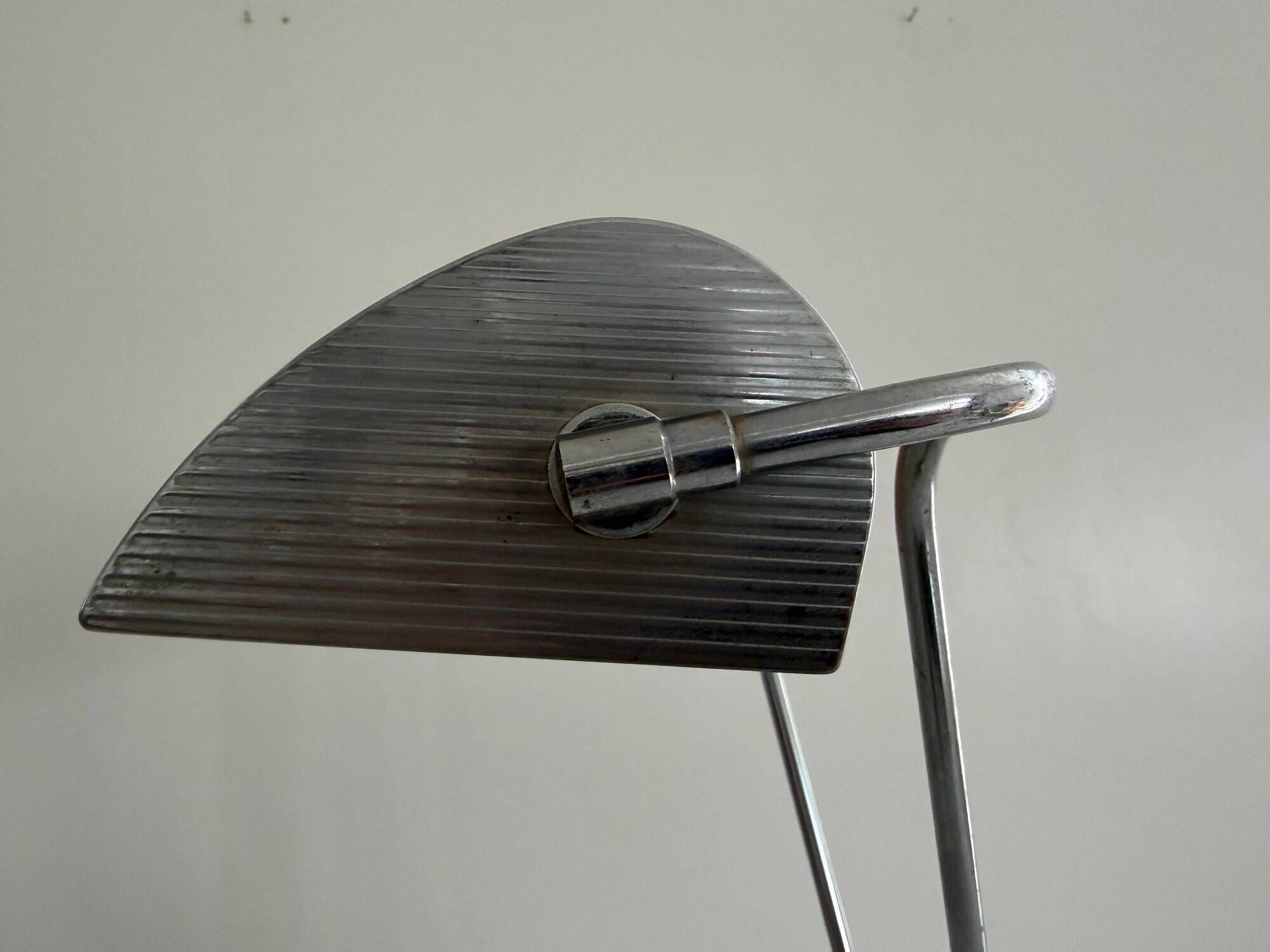 Large metal desk lamp with Wood Design texture by Eileen Gray, 1950s, France.