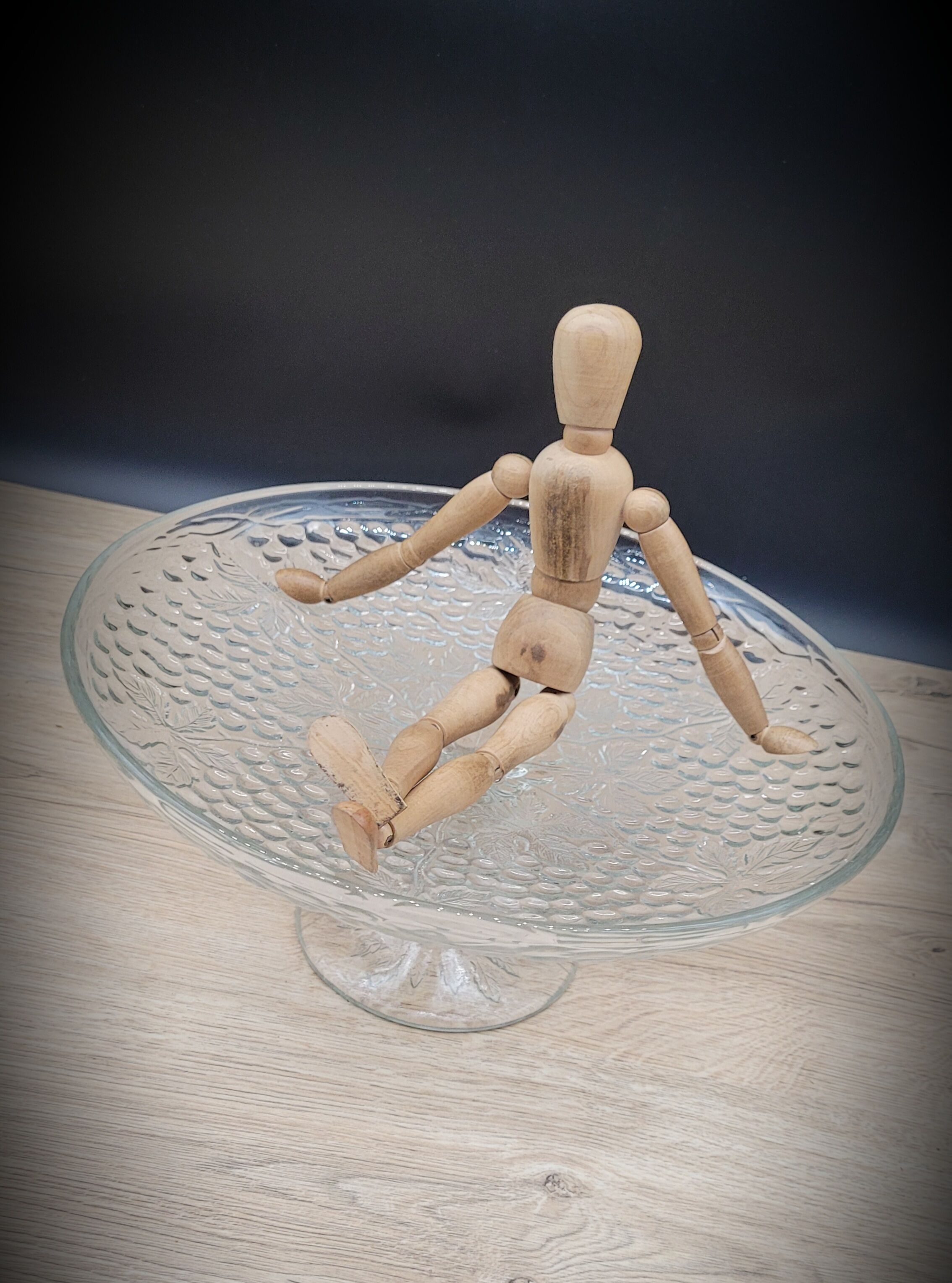 Transparent vine cake dish
