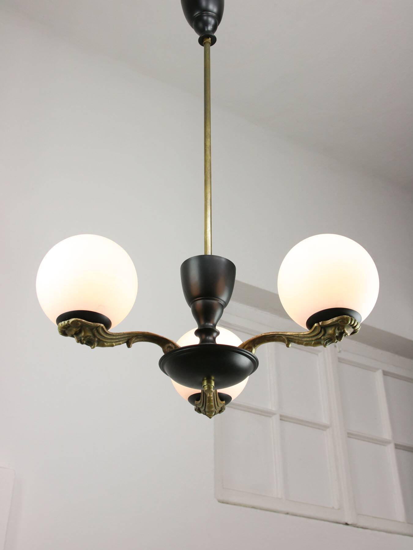 Lustre Art Déco en laiton et opaline, 1930