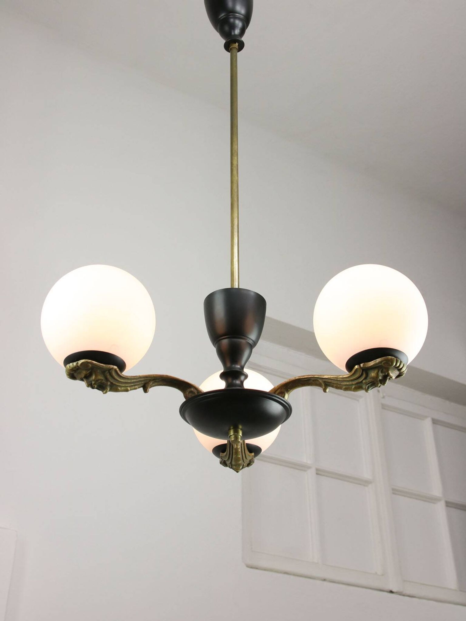 Lustre Art Déco en laiton et opaline, 1930