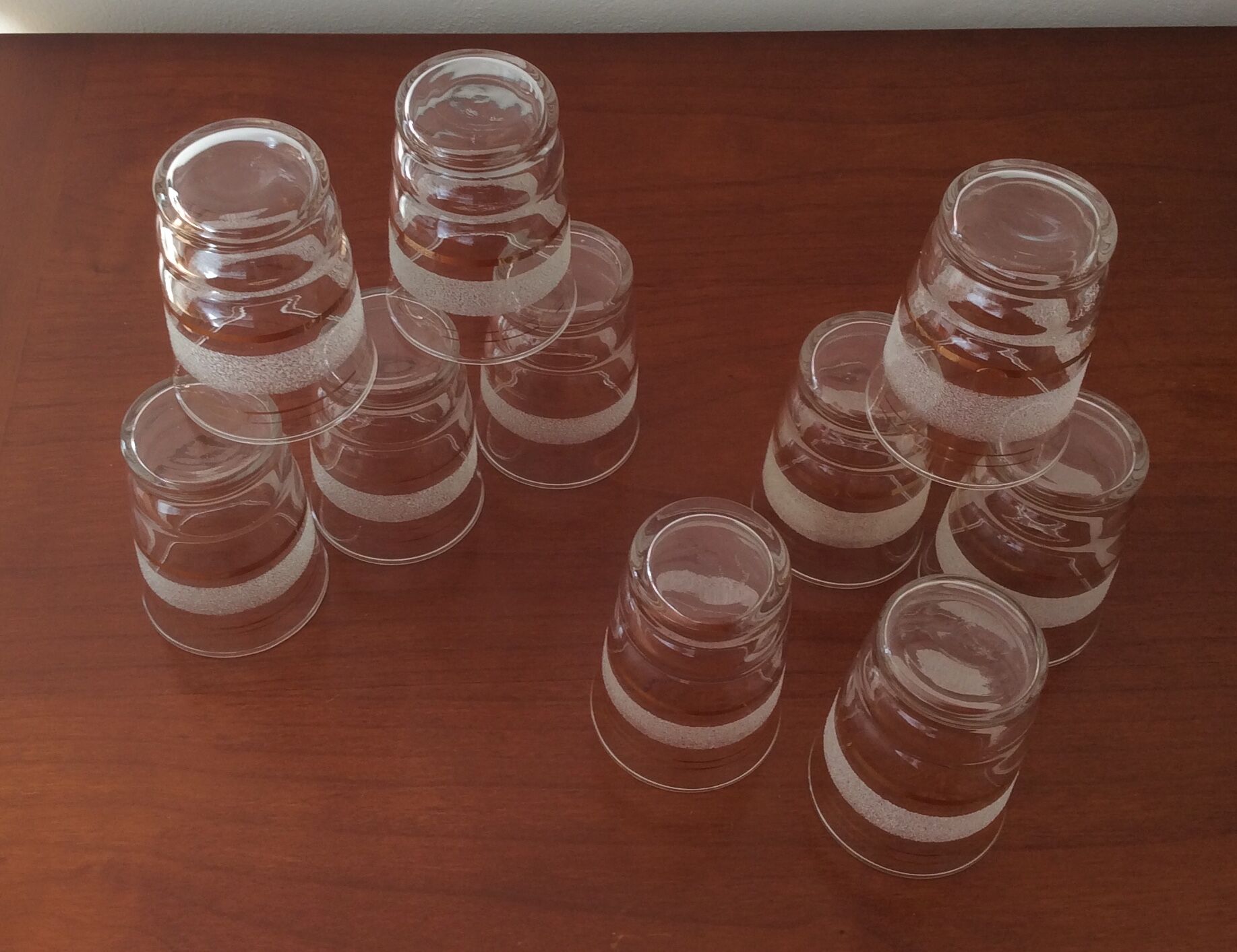 Lot de 10 verres anciens avec bandes granitées et dorées
