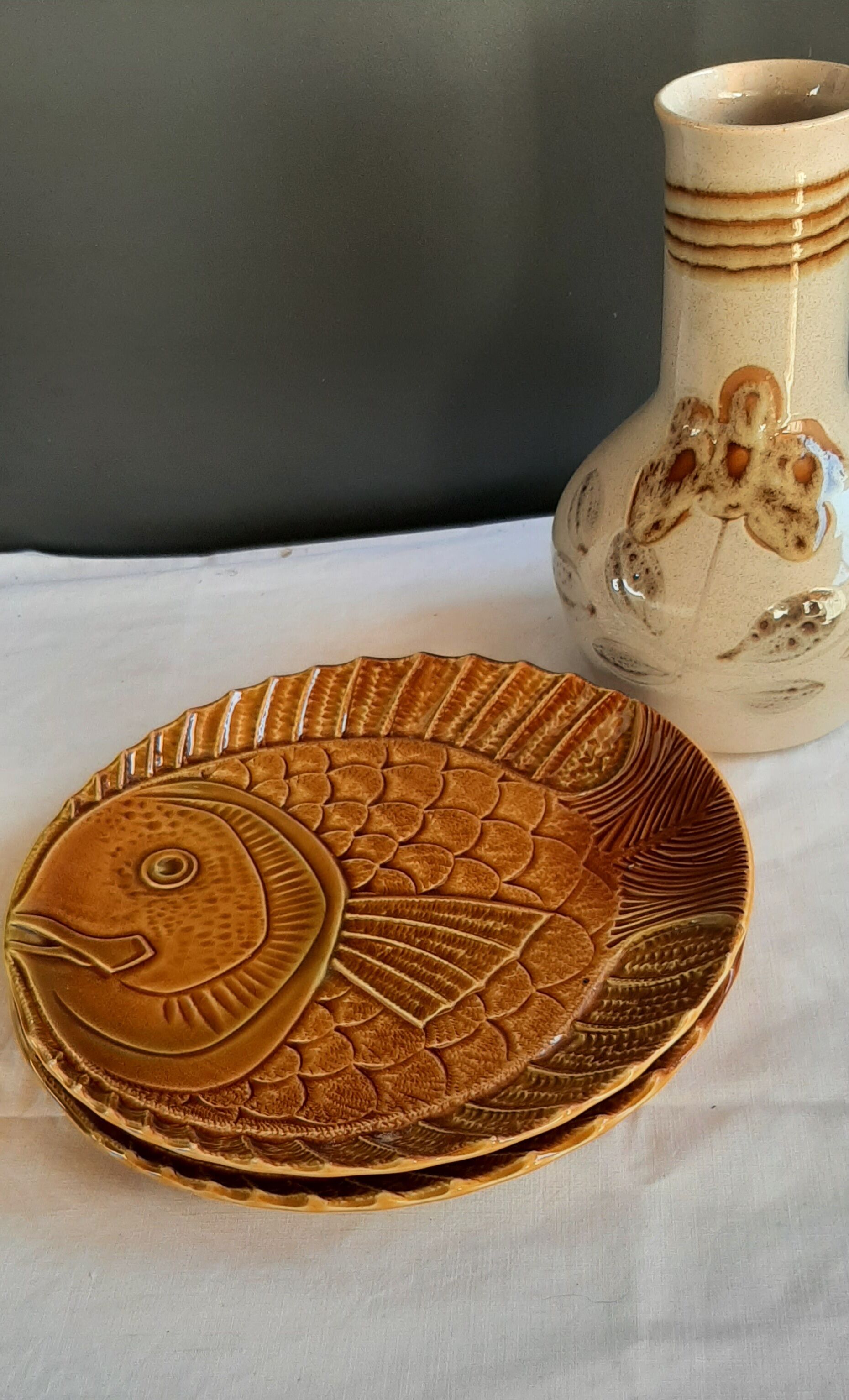 Lot de 2 assiettes en barbotine