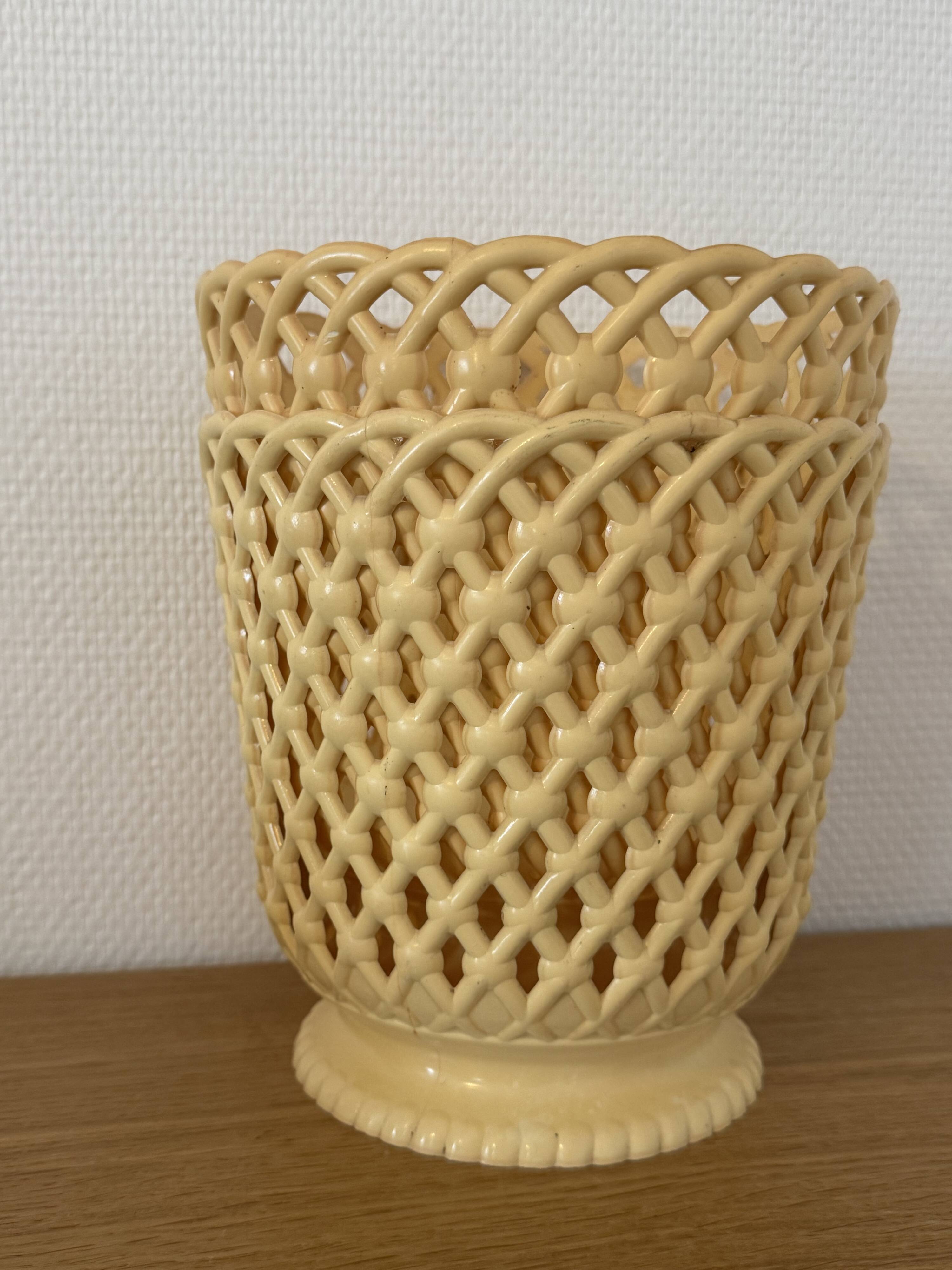 Pair of SYLA 70s pastel yellow flower pots 18cm