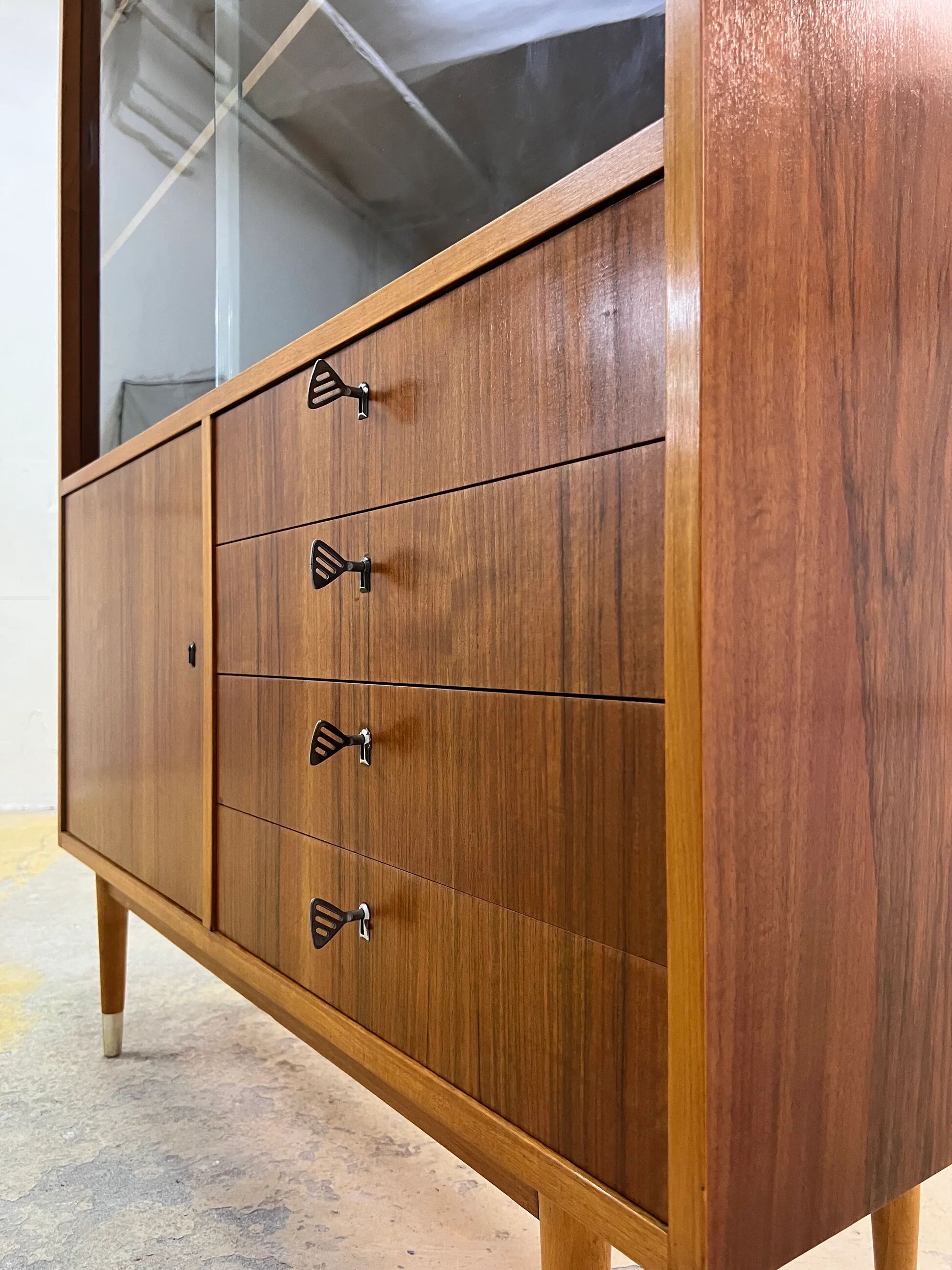 Display cabinet walnut by Deutsche Werkstätten Hellerau